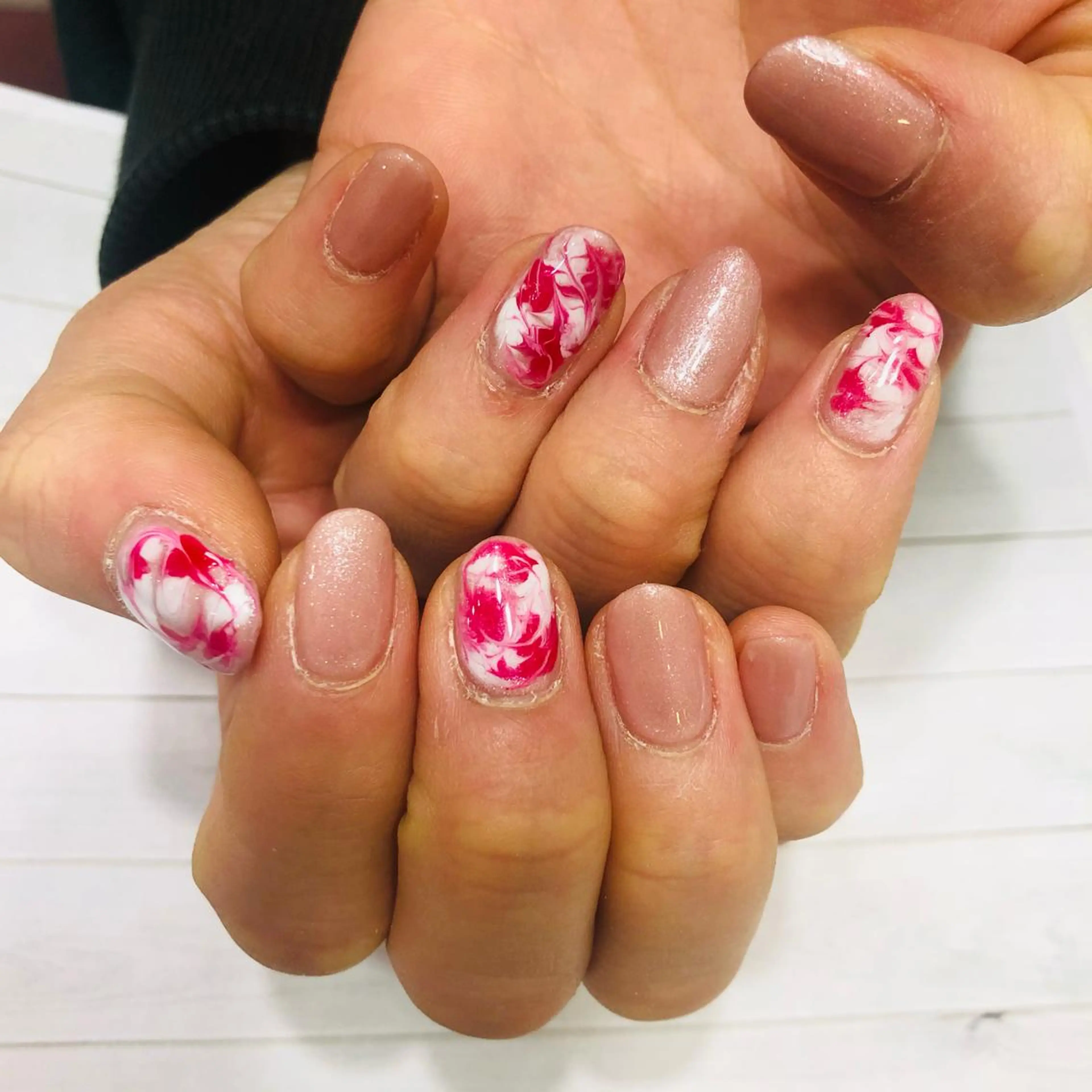 ネイル 大理石ネイル(マーブル) こばやし かざねの眉毛・アイブロウイメージ