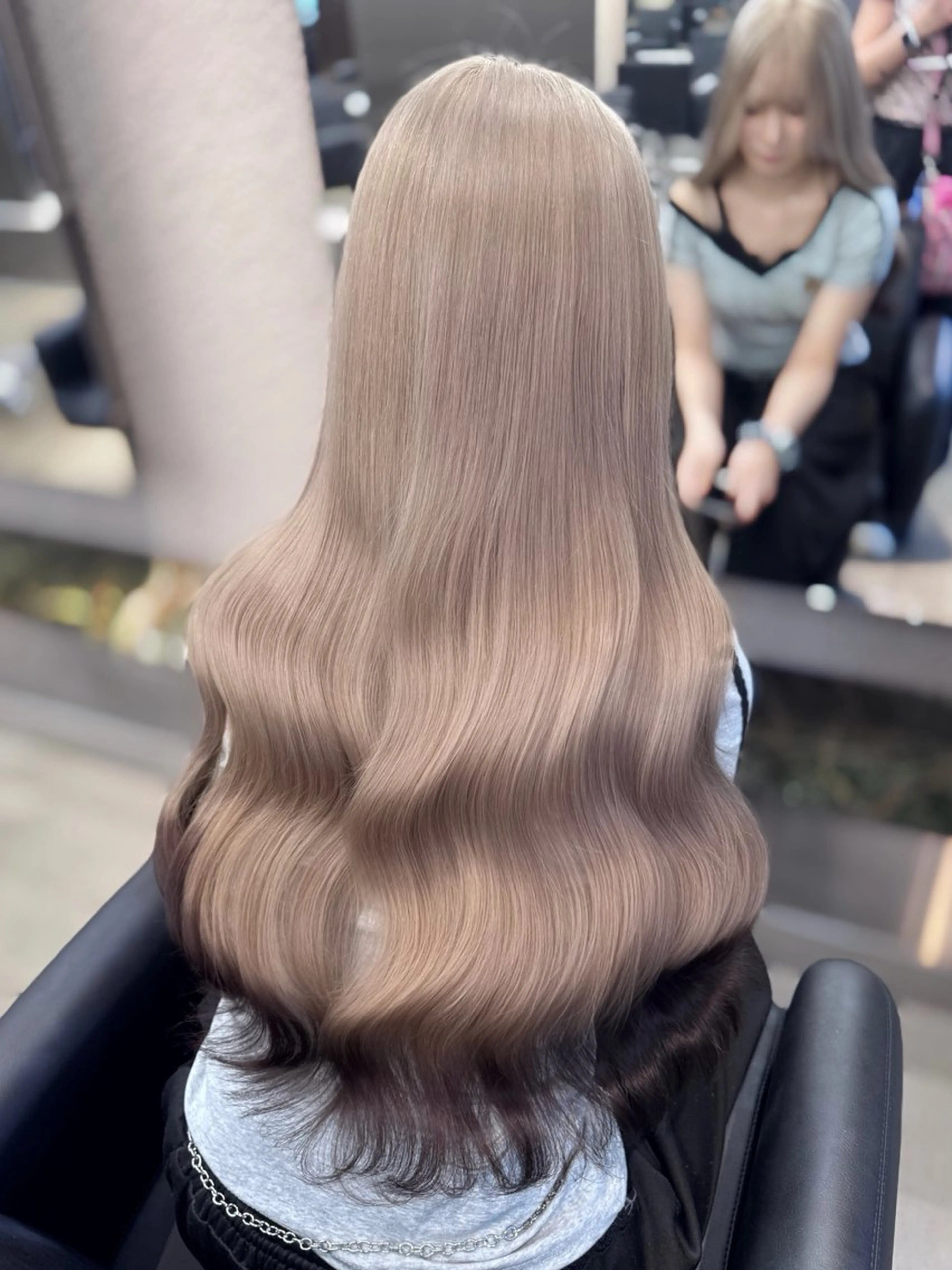 ロング カラー ベージュカラー ブラウンカラー ミルクティーベージュ ヘアカラー トリートメント 紬/enne/ブリー チ/ハイトーンのヘアスタイル