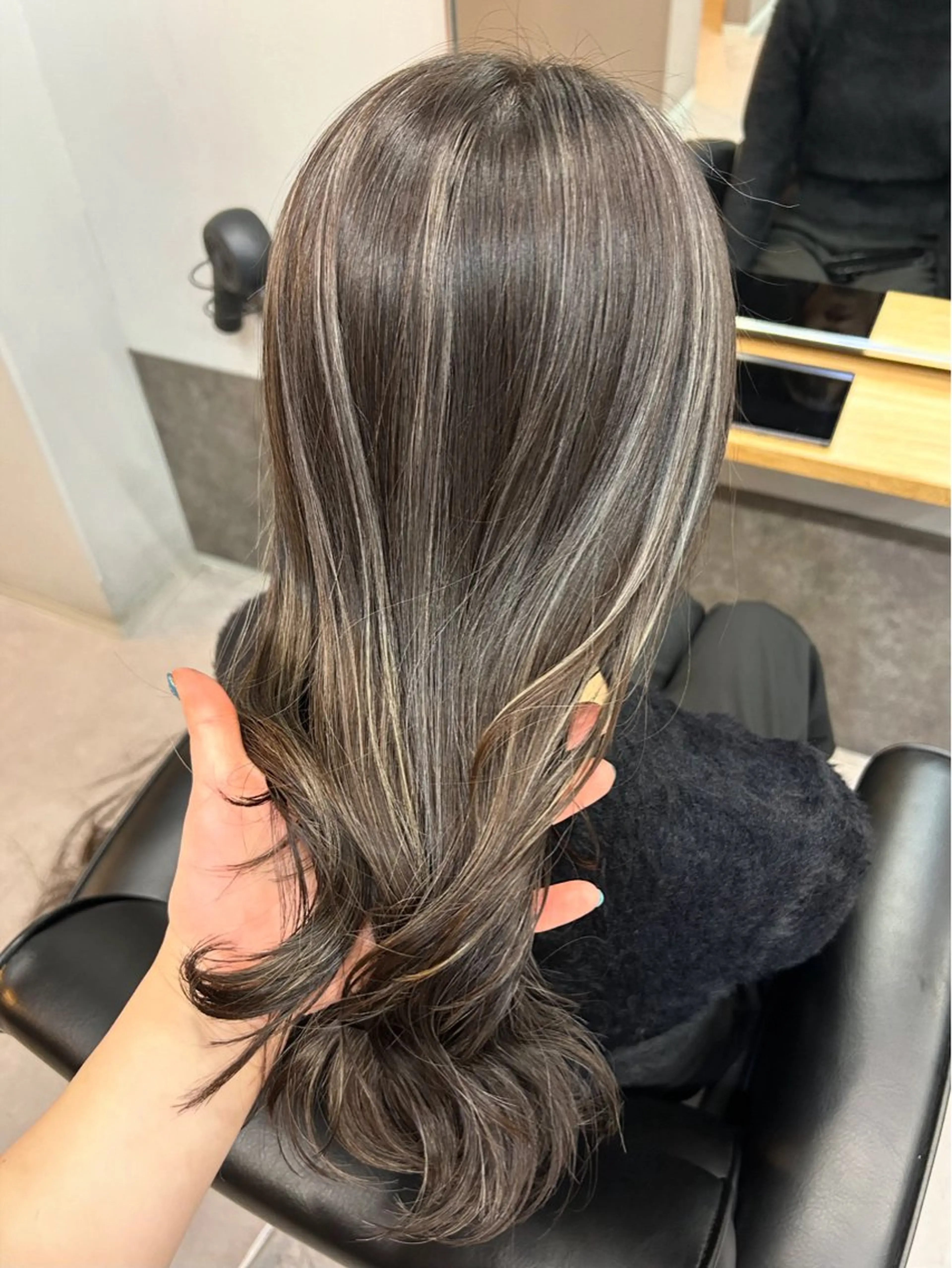 ロング カット ヘアカラー トリートメント ミディアムレイヤー カット/ハイライトのヘアスタイル