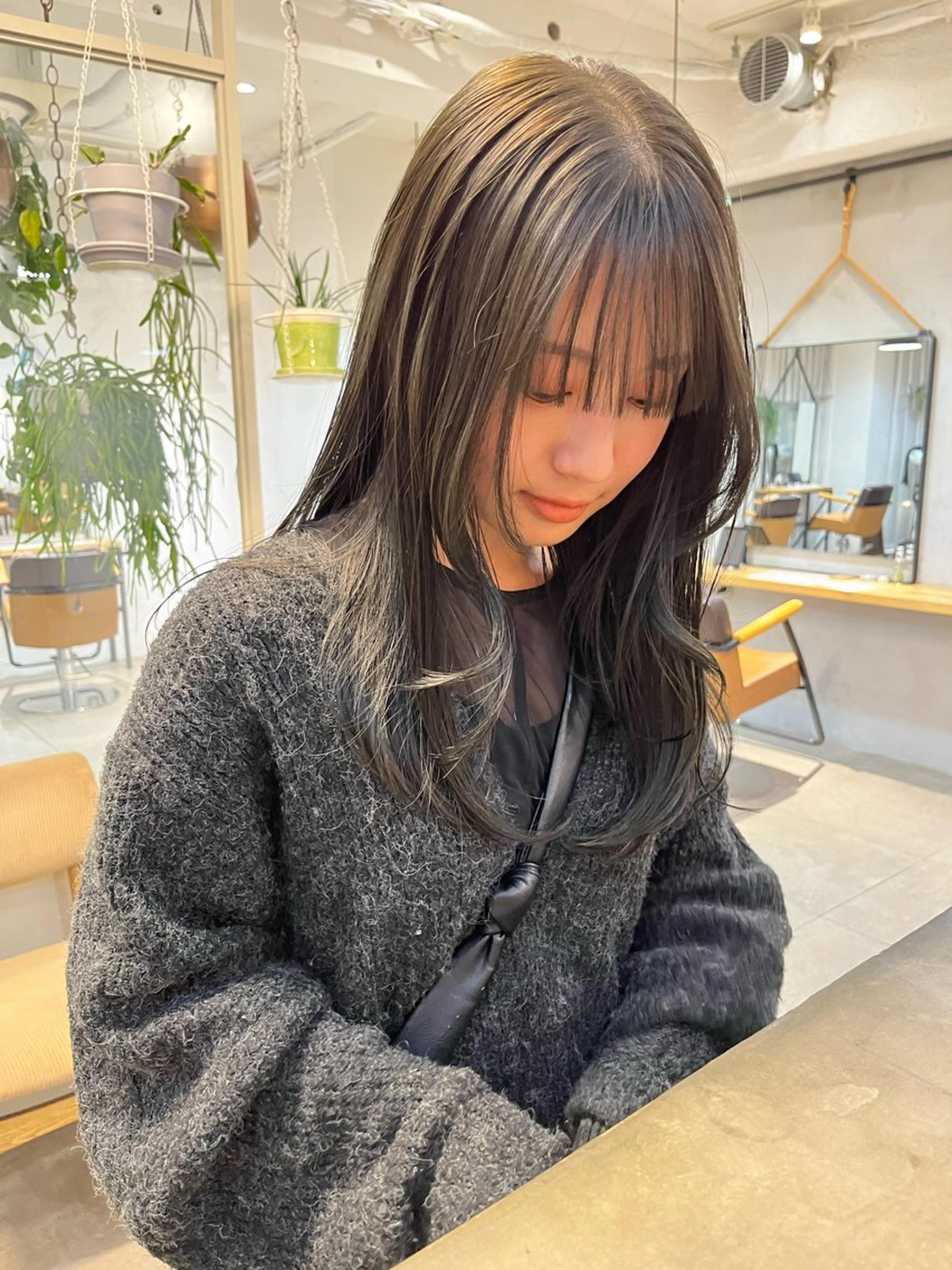 ロング カラー ベージュカラー ブリーチ ダブルカラー ブリーチなしカラー オリーブベージュ 赤み消しカラー/ ナチュラル/トモキのヘアスタイル