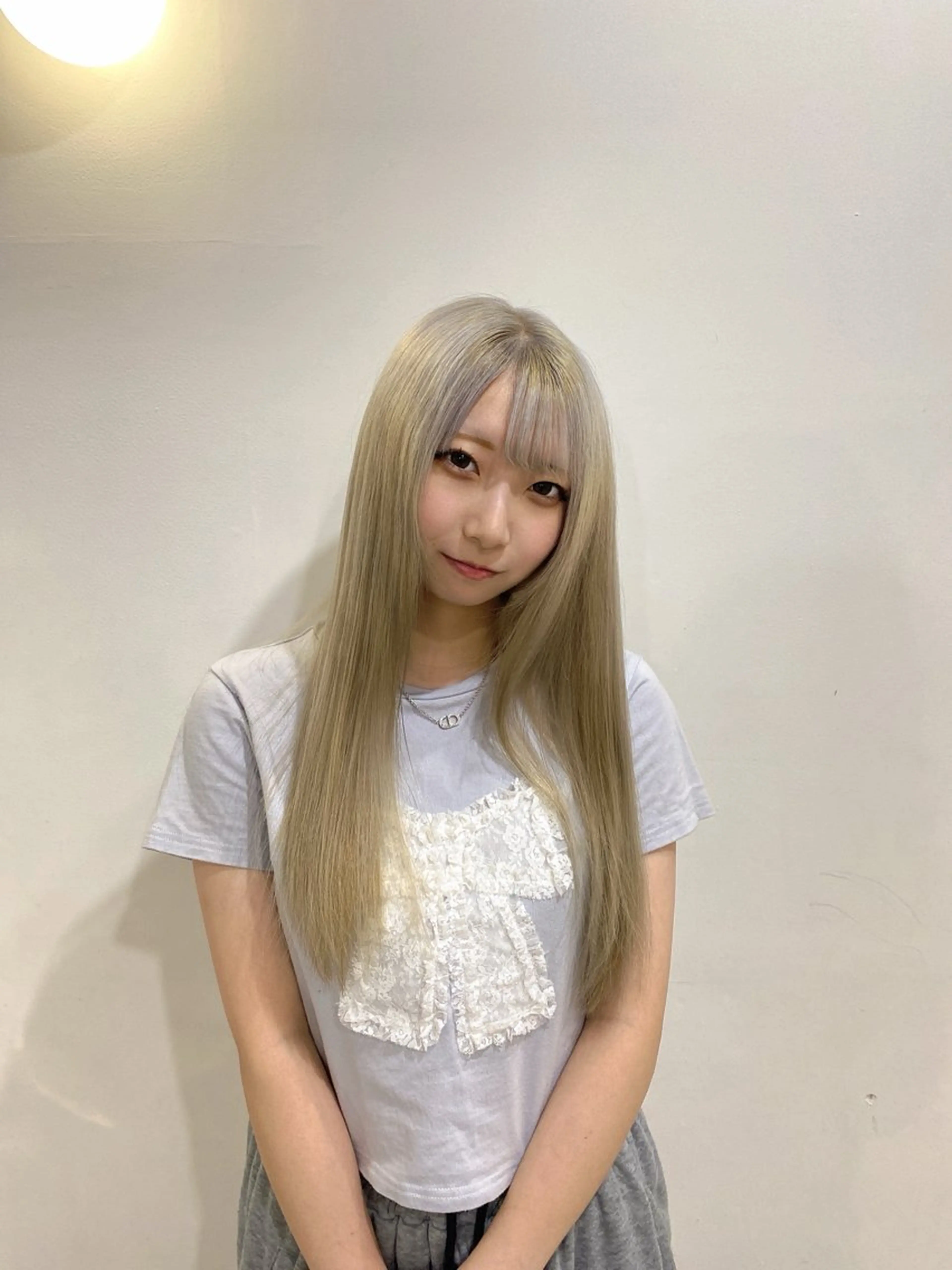 ロング カラー ベージュカラー ブリーチ ホワイトベージュ 縮毛矯正 ハナダ メイのヘアスタイル