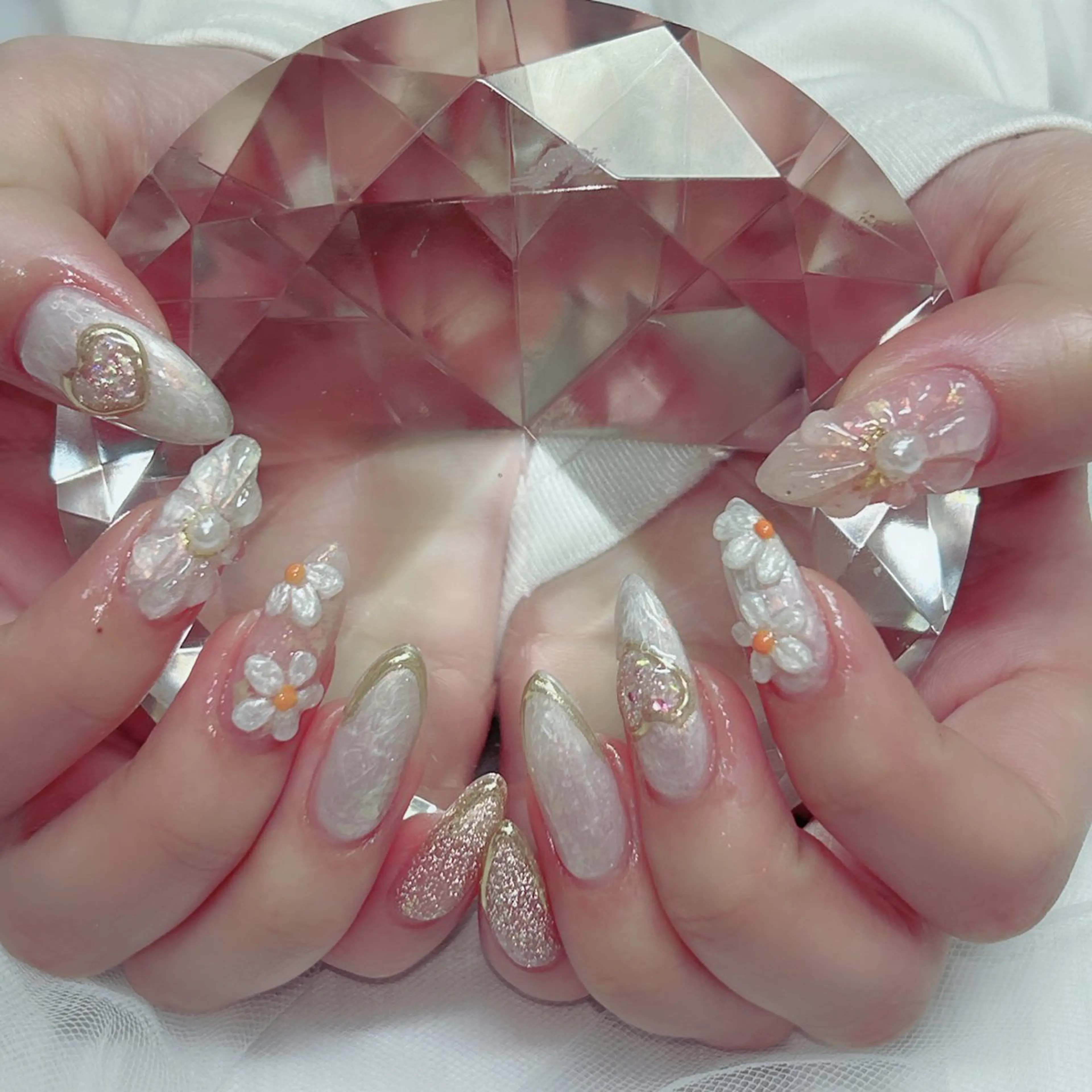 ネイル オーロラネイル フラワーネイル フレンチネイル キラキラネイル ラメ(グリッター) ハンドネイル Cute Tips nailのネイルデザイン