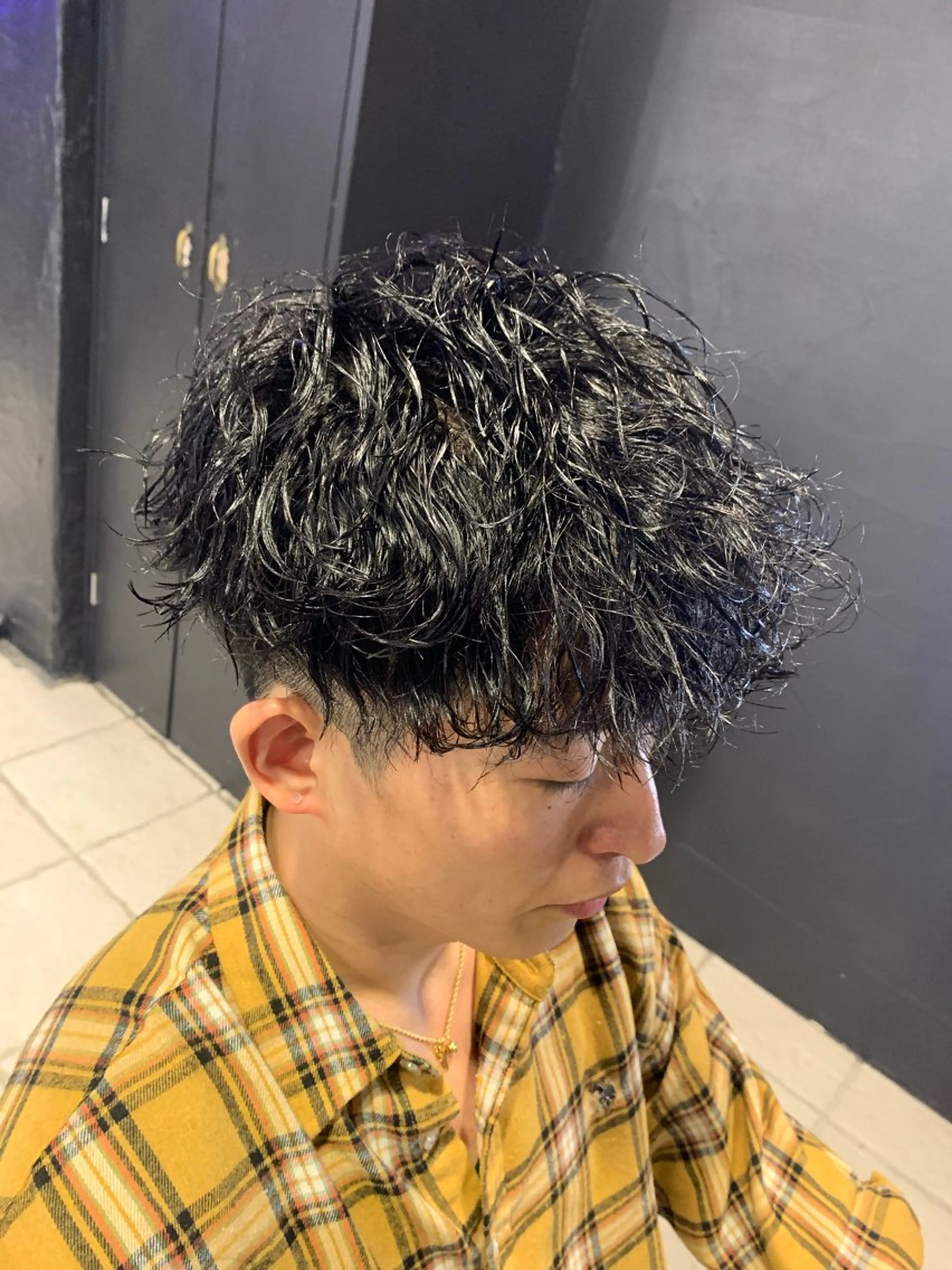 ミディアム メンズ ミディアムパーマ マッシュ メンズパーマ 波巻きパーマ カット ヘアカラー パーマ ヘアセット メンズパーマ/難波/ 心斎橋　室園亮佑のヘアスタイル