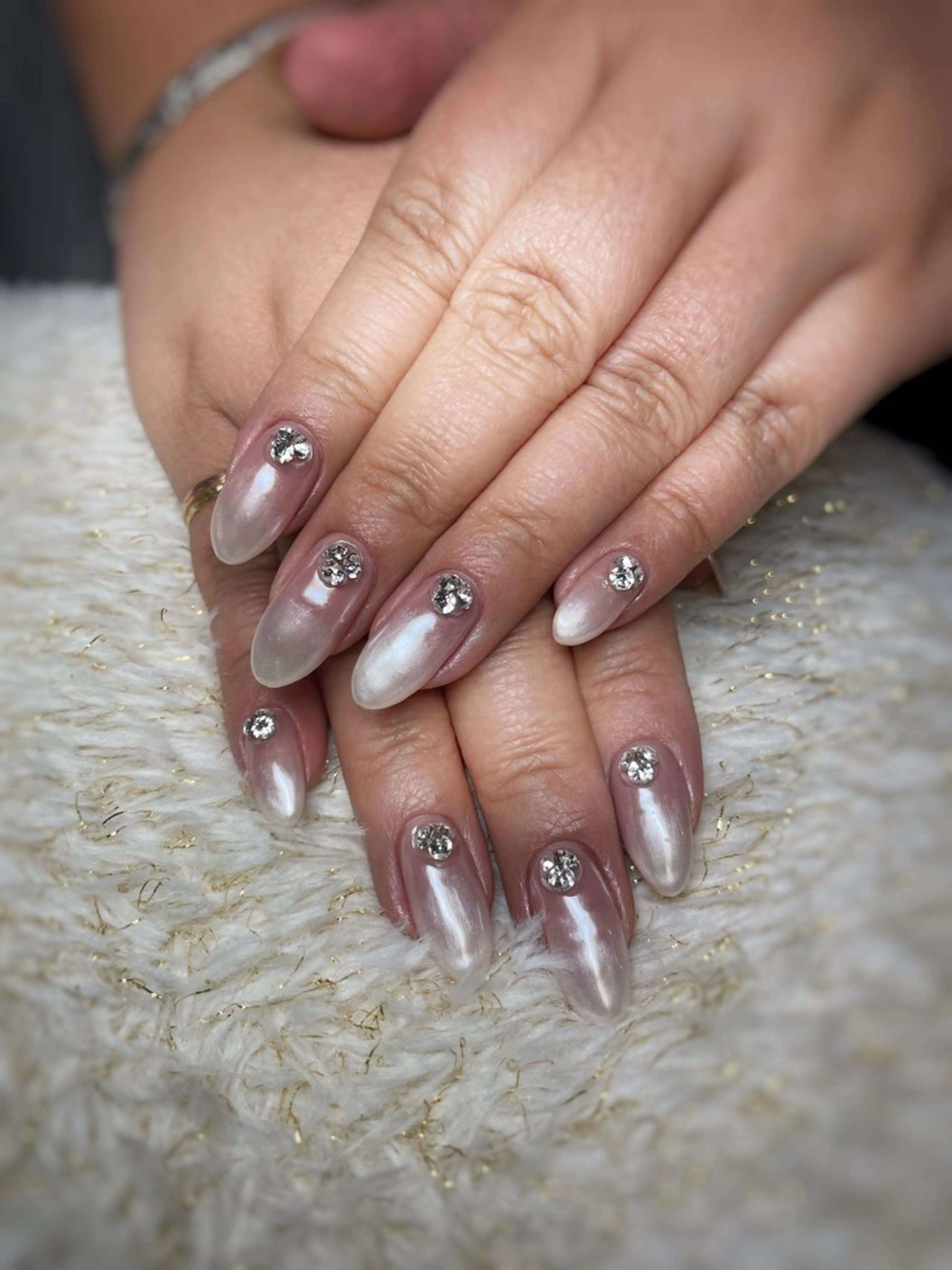 ネイル キラキラネイル ミラーネイル ストーンネイル ホワイト ハンドネイル nail ayacaのネイルデザイン