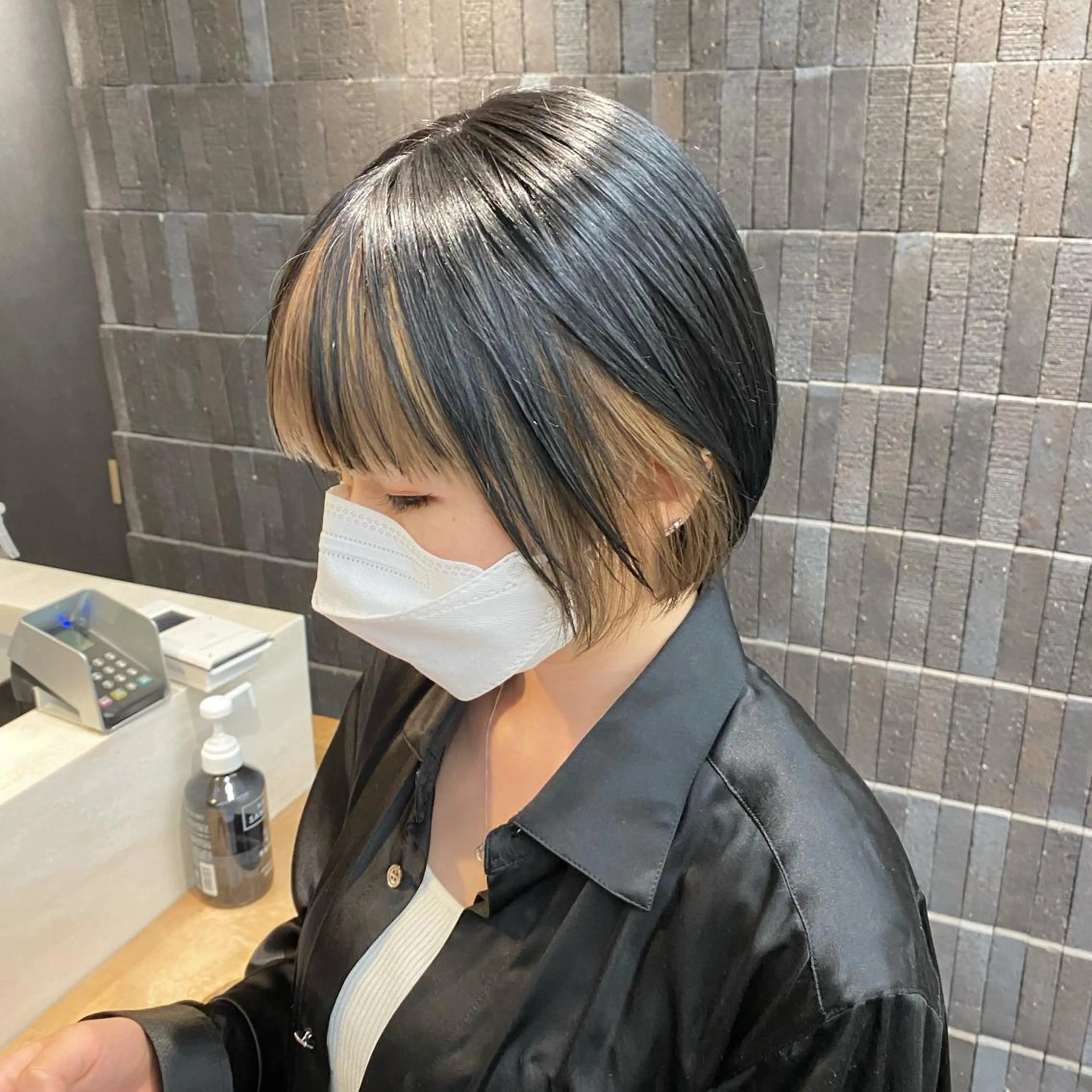 カット+ブリーチ、イルミナカラー(インナー、フェイスフレーミング、イヤリングカラー可)(指名料、ブロー込み)¥18500の写真