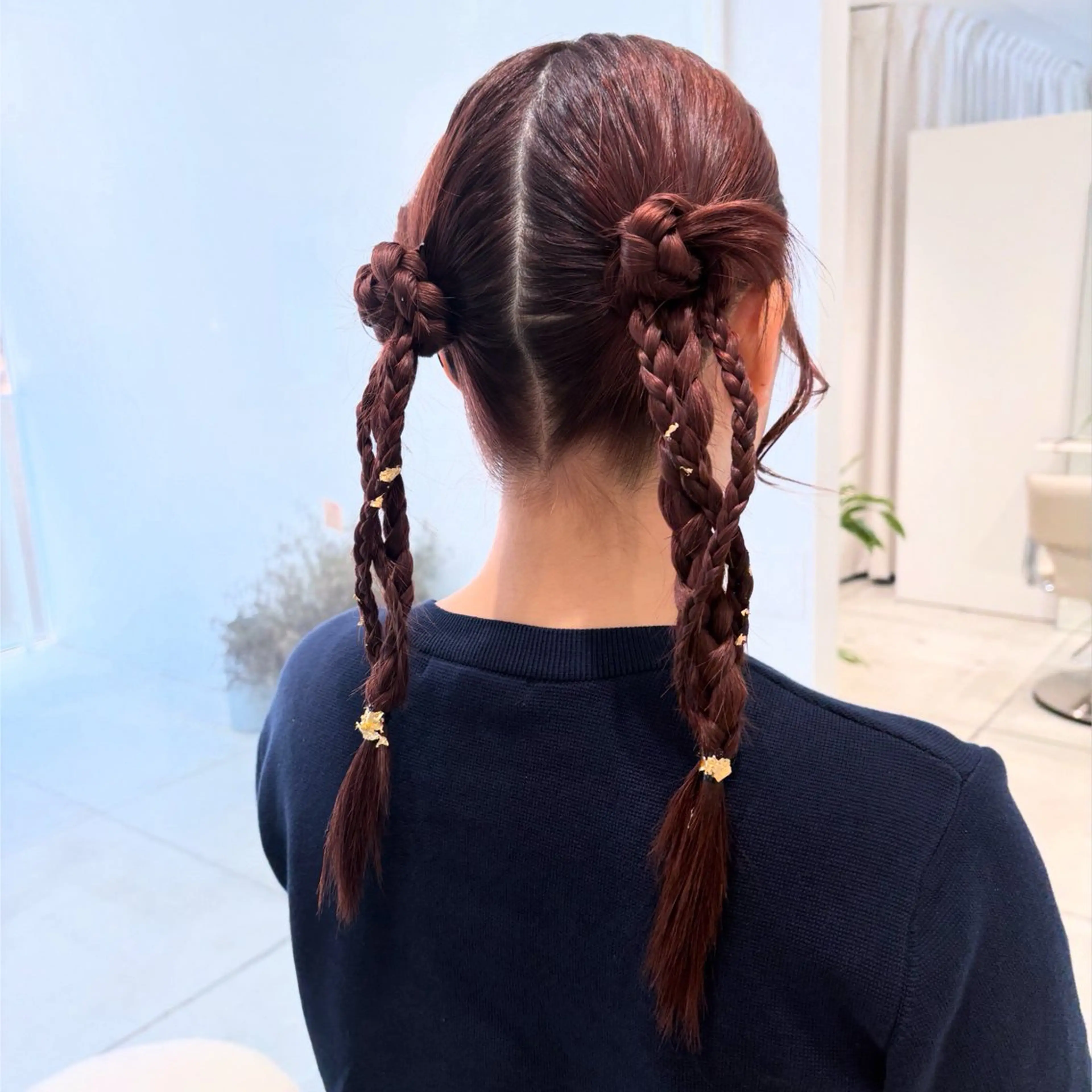 セミロング ヘアアレンジ お団子ヘア 結婚式・ブライダル 三つ編み ヘアカラー ヘアセット カジュアルを女っぽく 𝗮𝘆𝗮𝗰𝗼のヘアスタイル