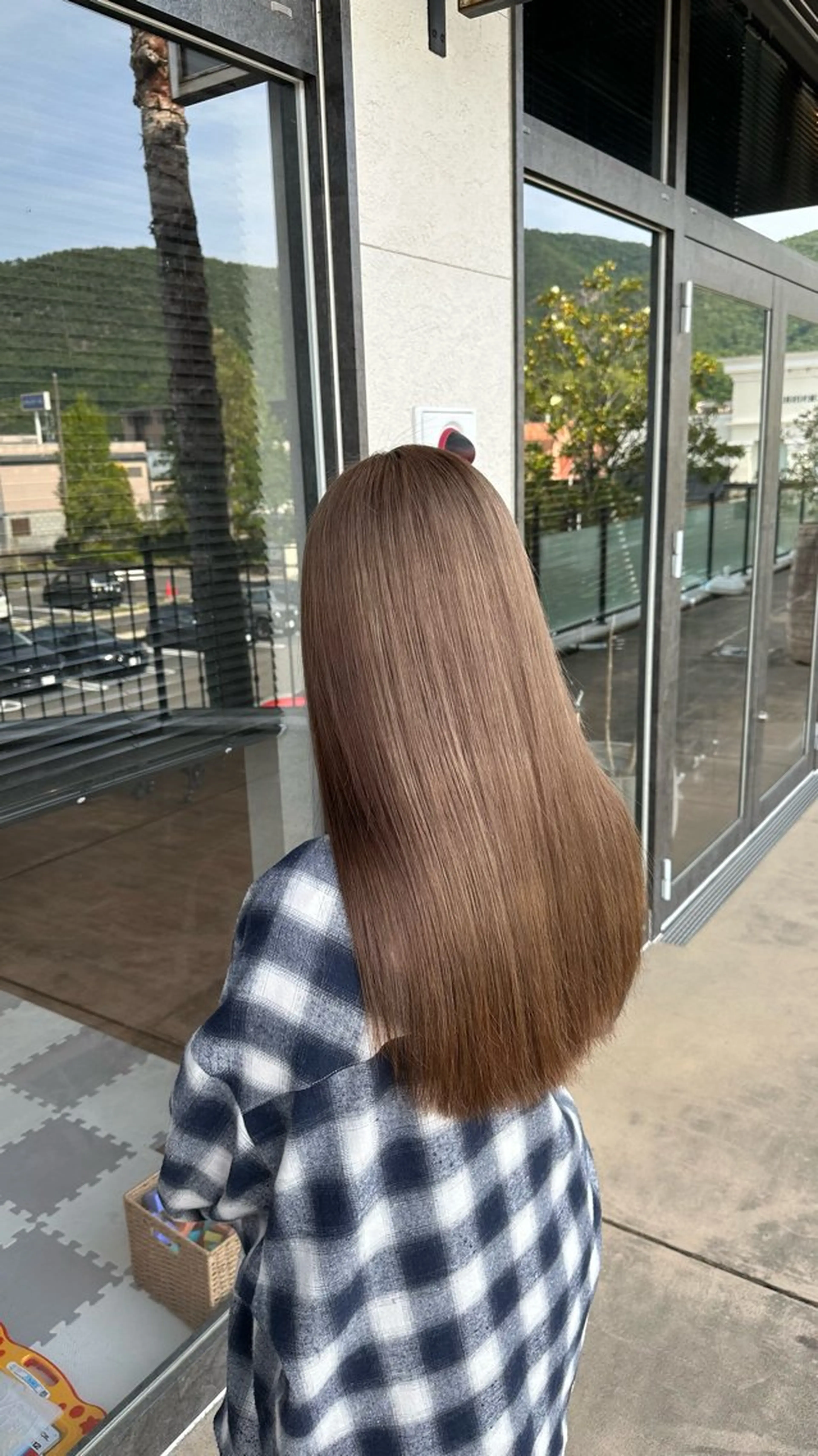 ロング カラー ベージュカラー ミルクティーベージュ ヘアカラー トリートメント 鵜飼 真伍のヘアスタイル