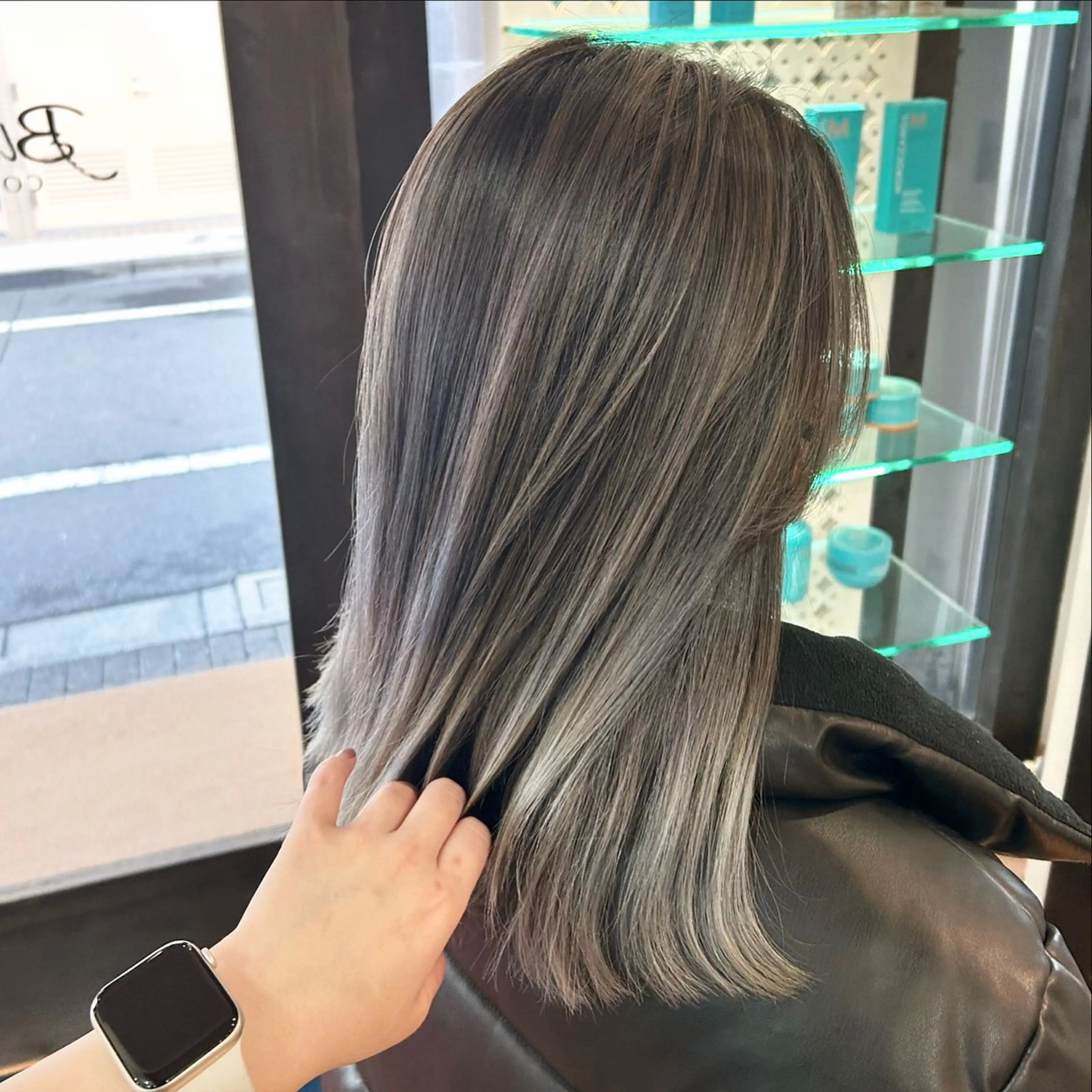 セミロング カラー アッシュ バレイヤージュ ブリーチ ハイライトカラー ホワイトアッシュ カット ヘアカラー ayaka 大宮のヘアスタイル