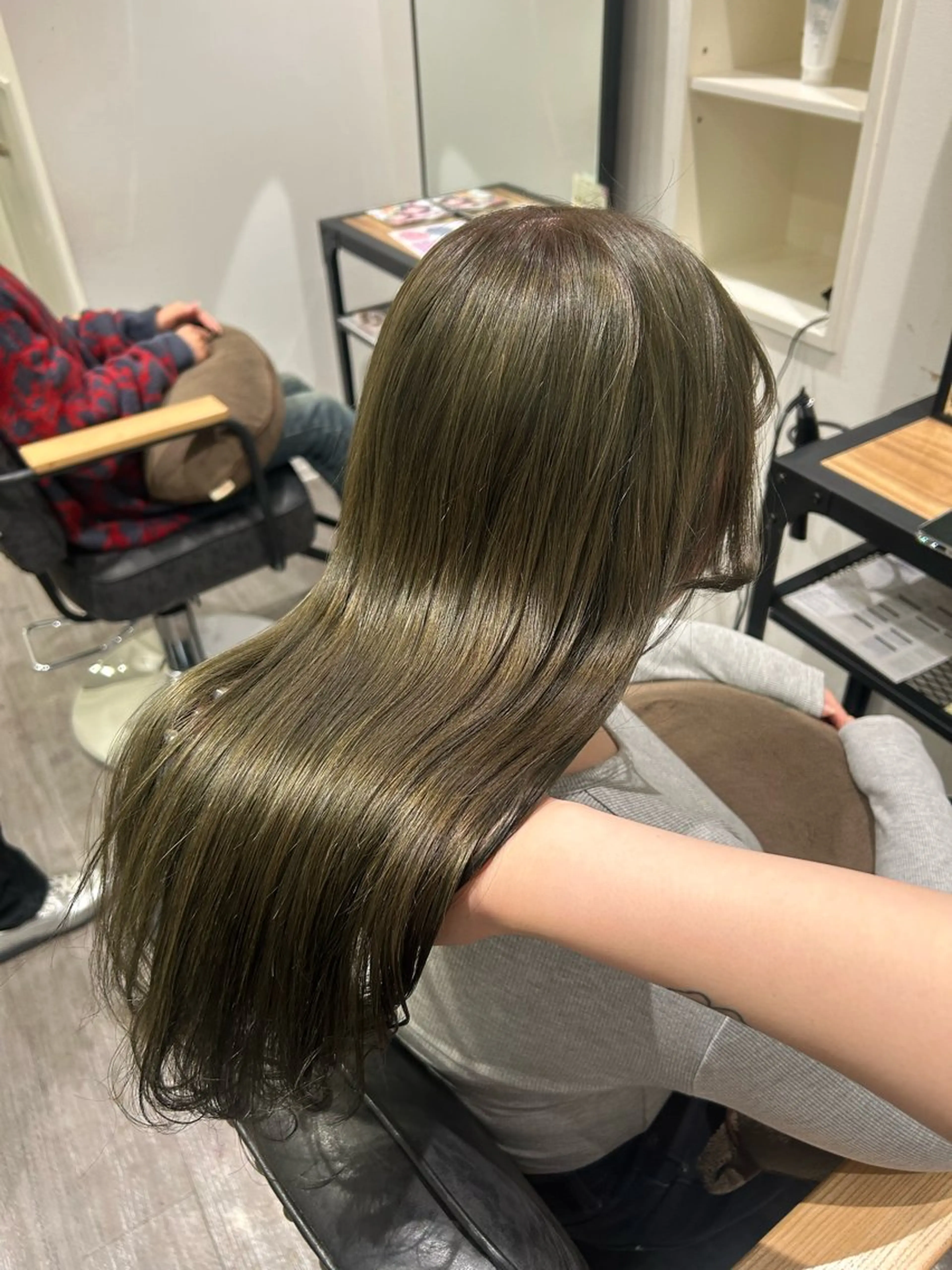 ロング カラー グレージュ オリーブグレージュ オリーブグレー カット ヘアカラー トリートメント cocotte 💟草間紫音💟のヘアスタイル