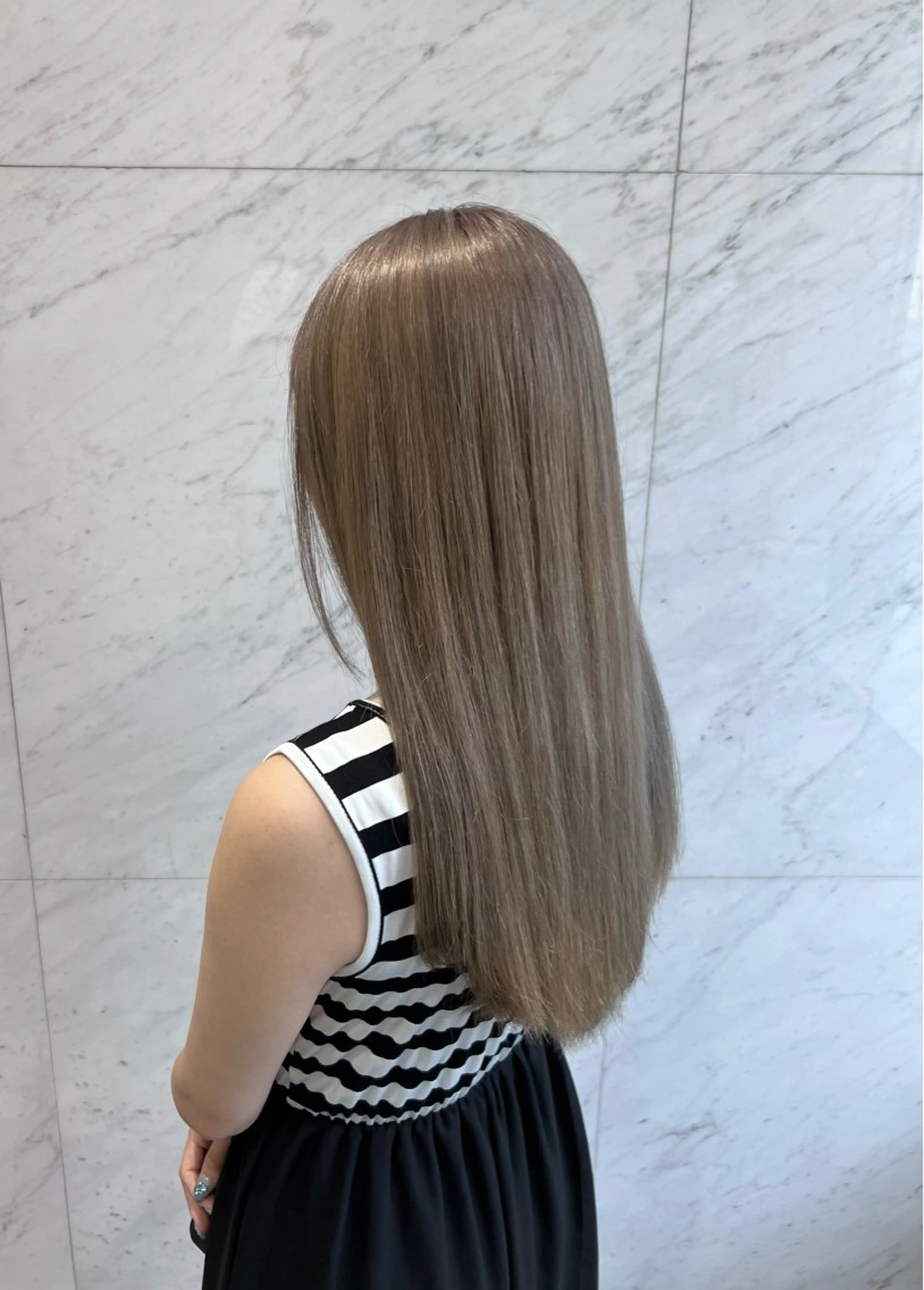 セミロング カラー ブリーチ グレージュ ミルクティーグレージュ ベイリコルド　アトリ 店長　宮城一真のヘアスタイル