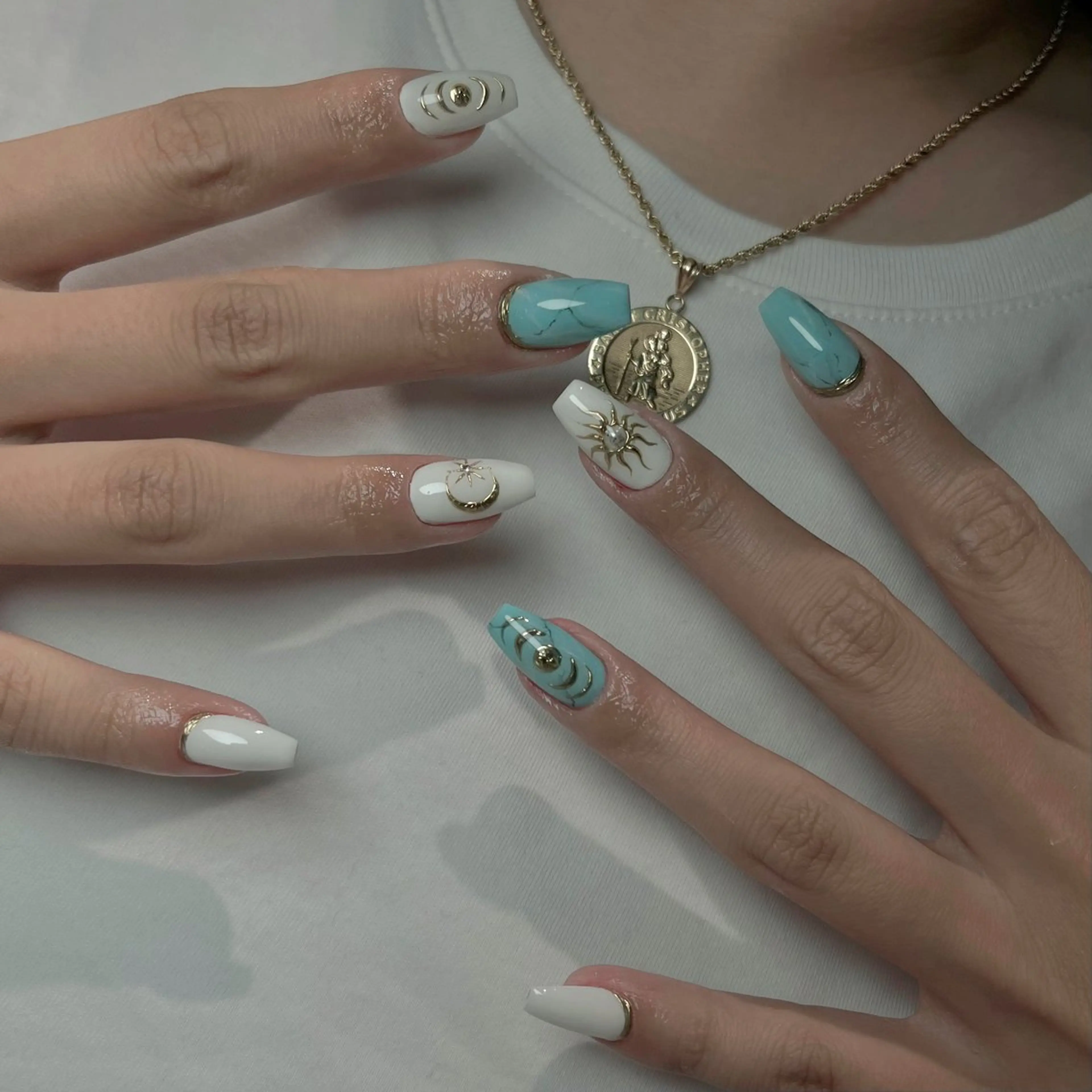 ネイル フットネイル フレンチネイル ジェルネイル ラメ(グリッター) ラメグラデーション ハンドネイル NEO Beauty Salon所属・𝐍𝐄𝐎 𝐉𝐔𝐑𝐈のネイルデザイン