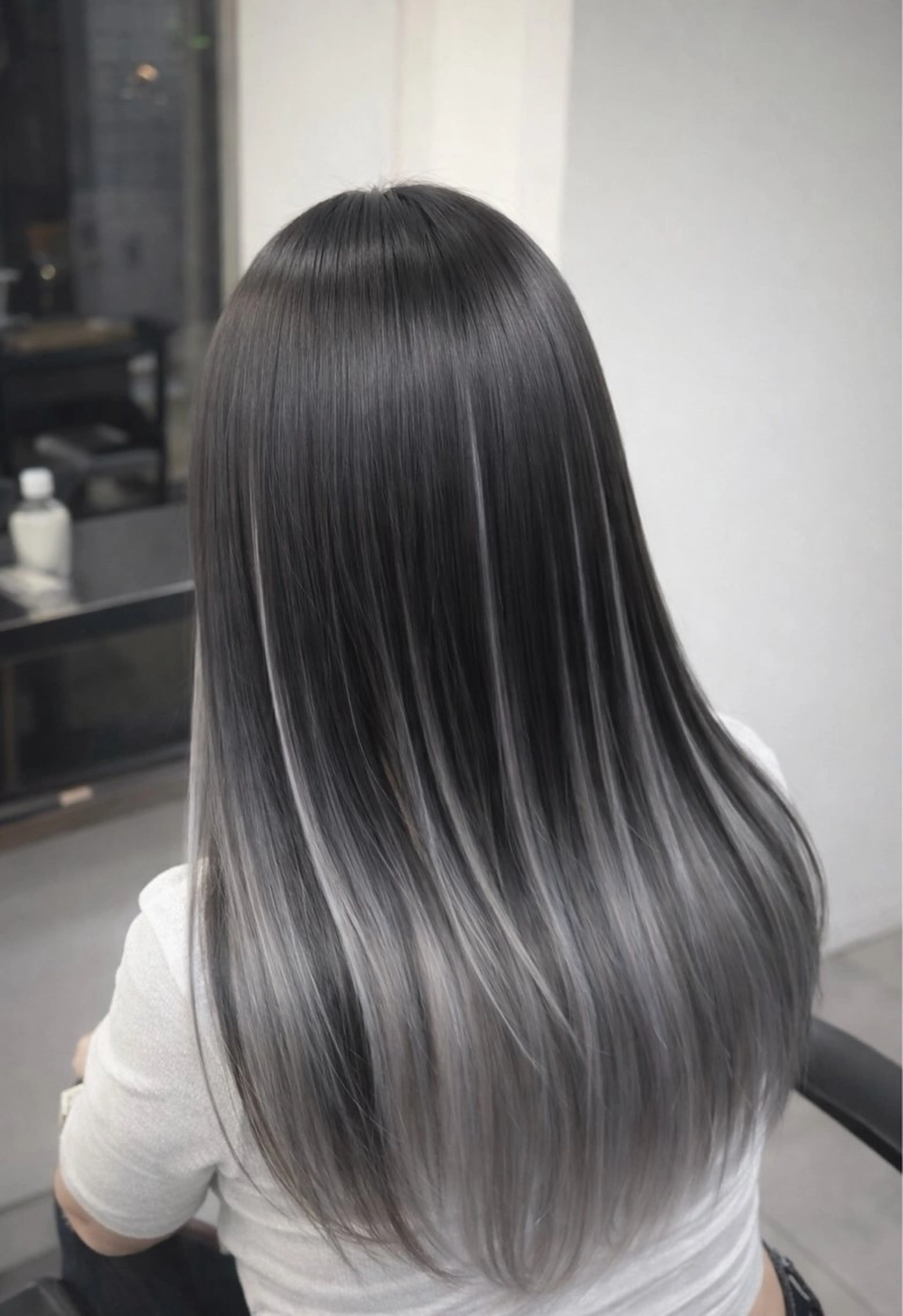 ロング カラー 黒髪 ブリーチ デザインカラー ハイトーンカラー インナーカラー 蔭山 幸奈のヘアスタイル
