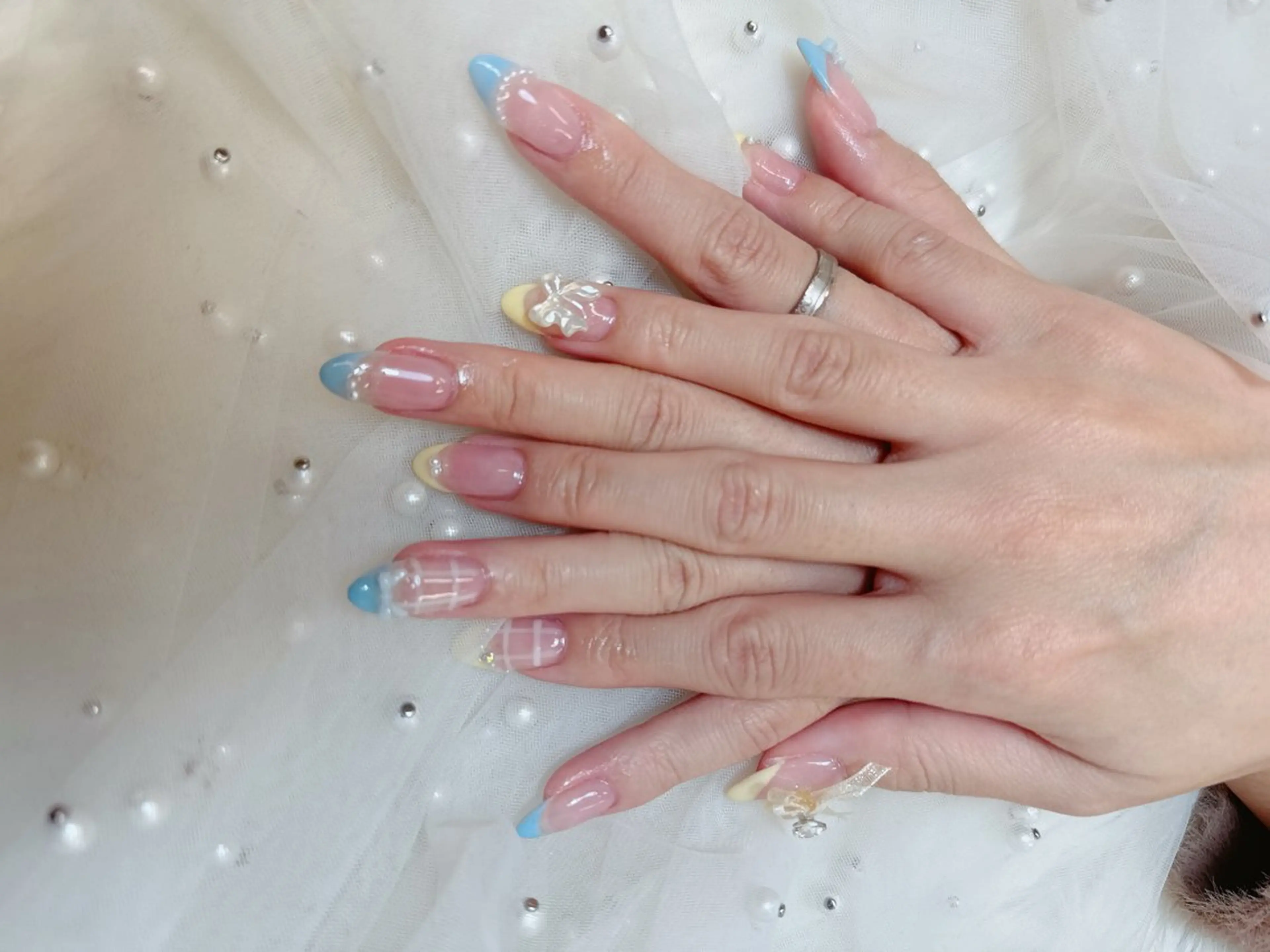 ネイル 成人式 フレンチネイル ジェルネイル ガラスフレンチ キラキラネイル ハンドネイル Queeens nailのネイルデザイン