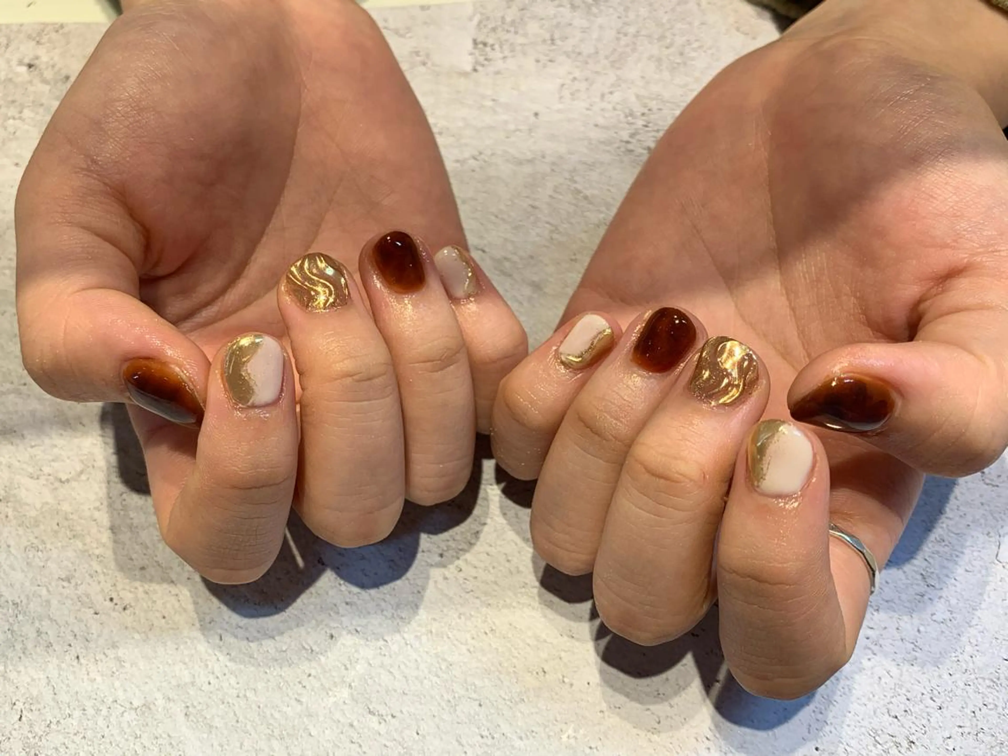 ネイル べっ甲ネイル ニュアンスネイル マキノ ユイのネイルデザイン