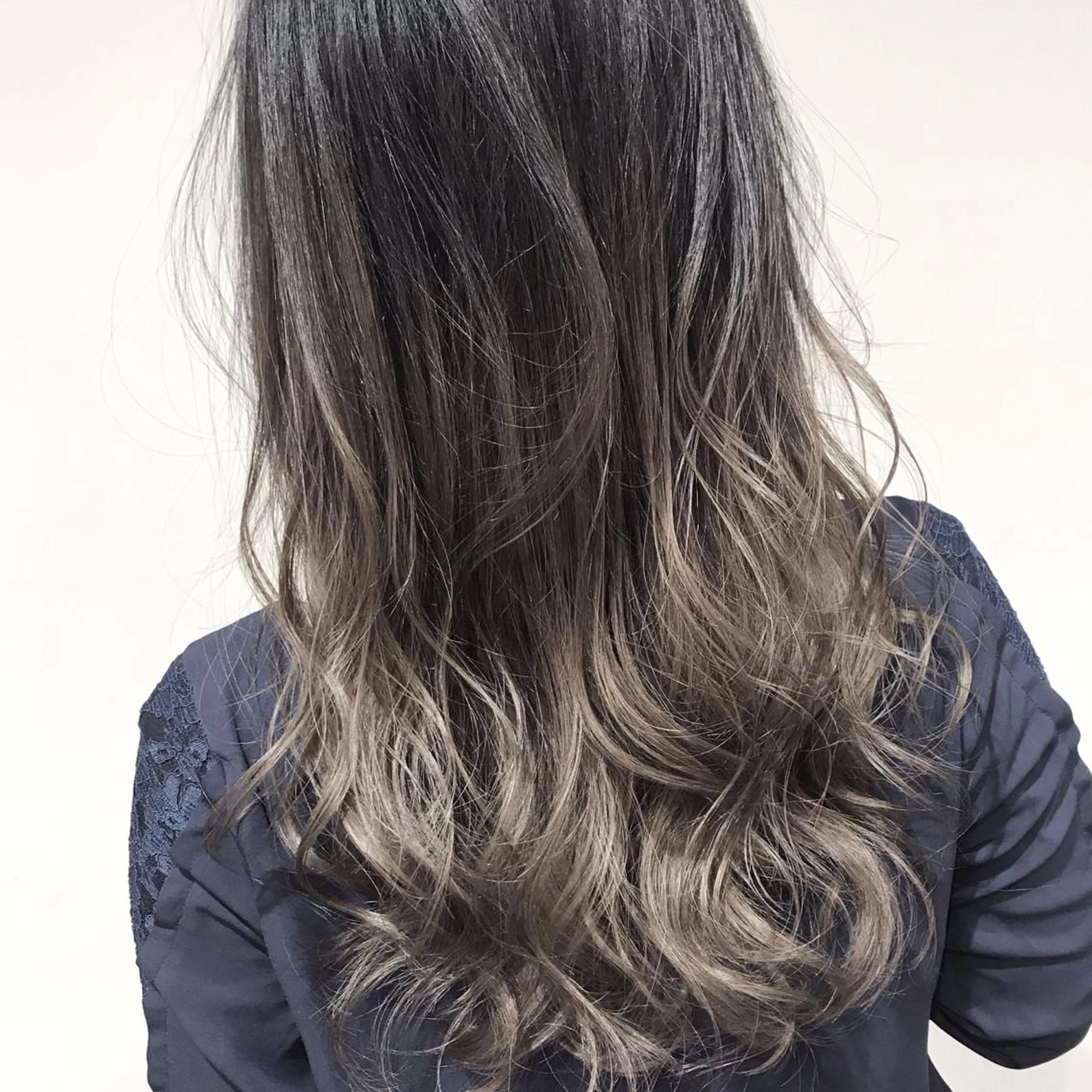 ミディアム カラー アッシュ アッシュグレー アッシュグレージュ バレイヤージュ ブリーチ AMI Hair  supply所属・髪質改善カラー韓国風 レイヤーtudaのヘアスタイル