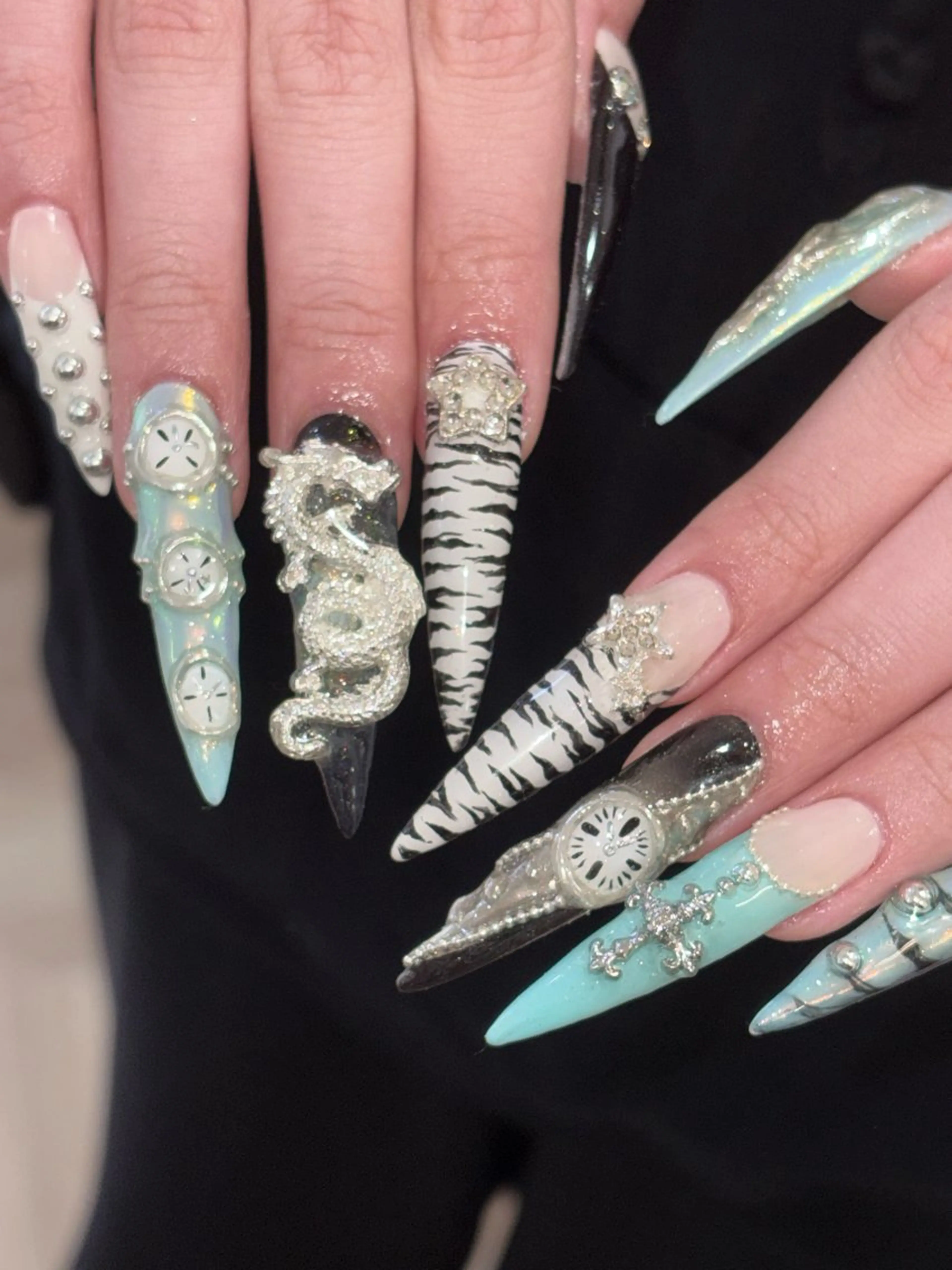 ネイル ハンドネイル さゆり￤推しキャラ ￤ロングネイル🩷のネイルデザイン