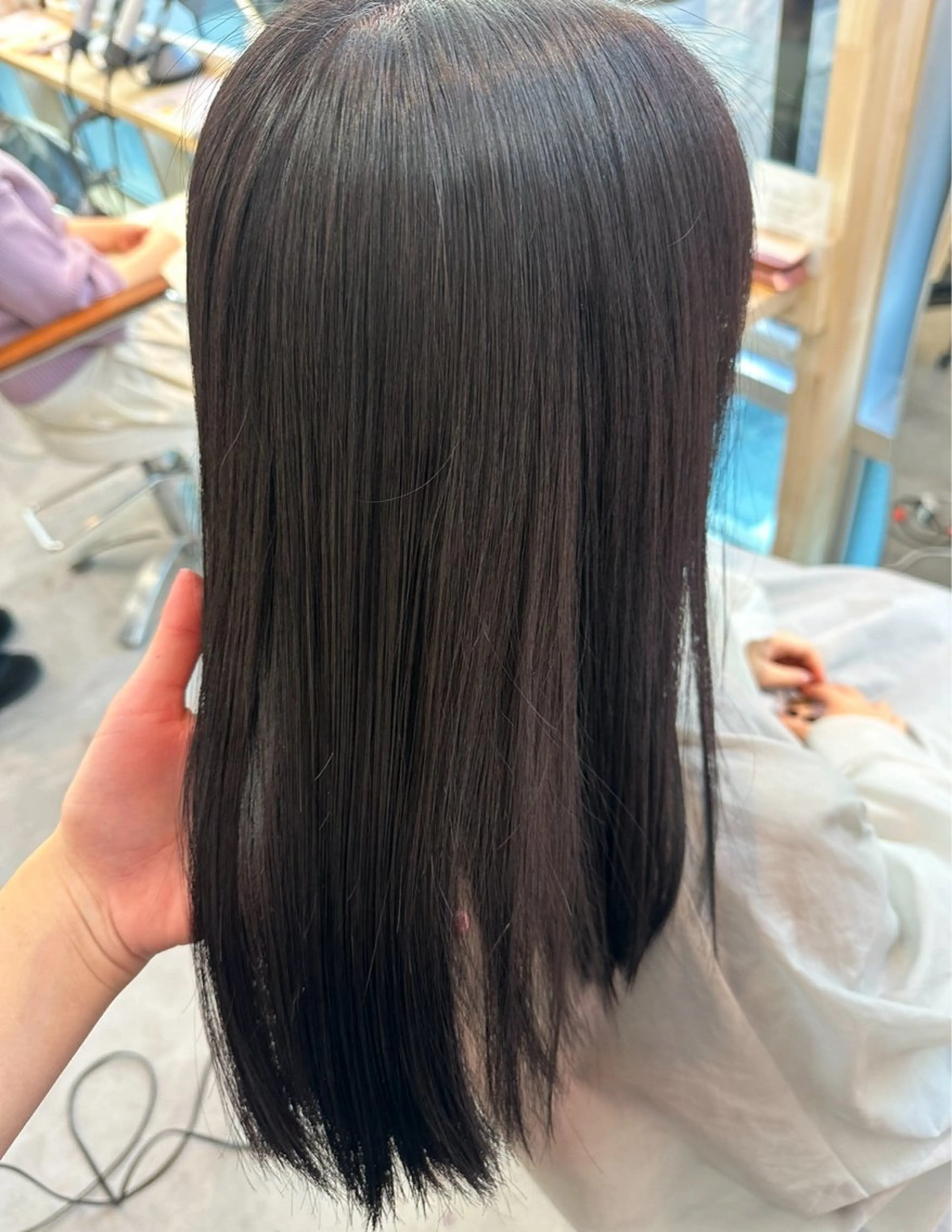 セミロング カット オノ アイラのヘアスタイル