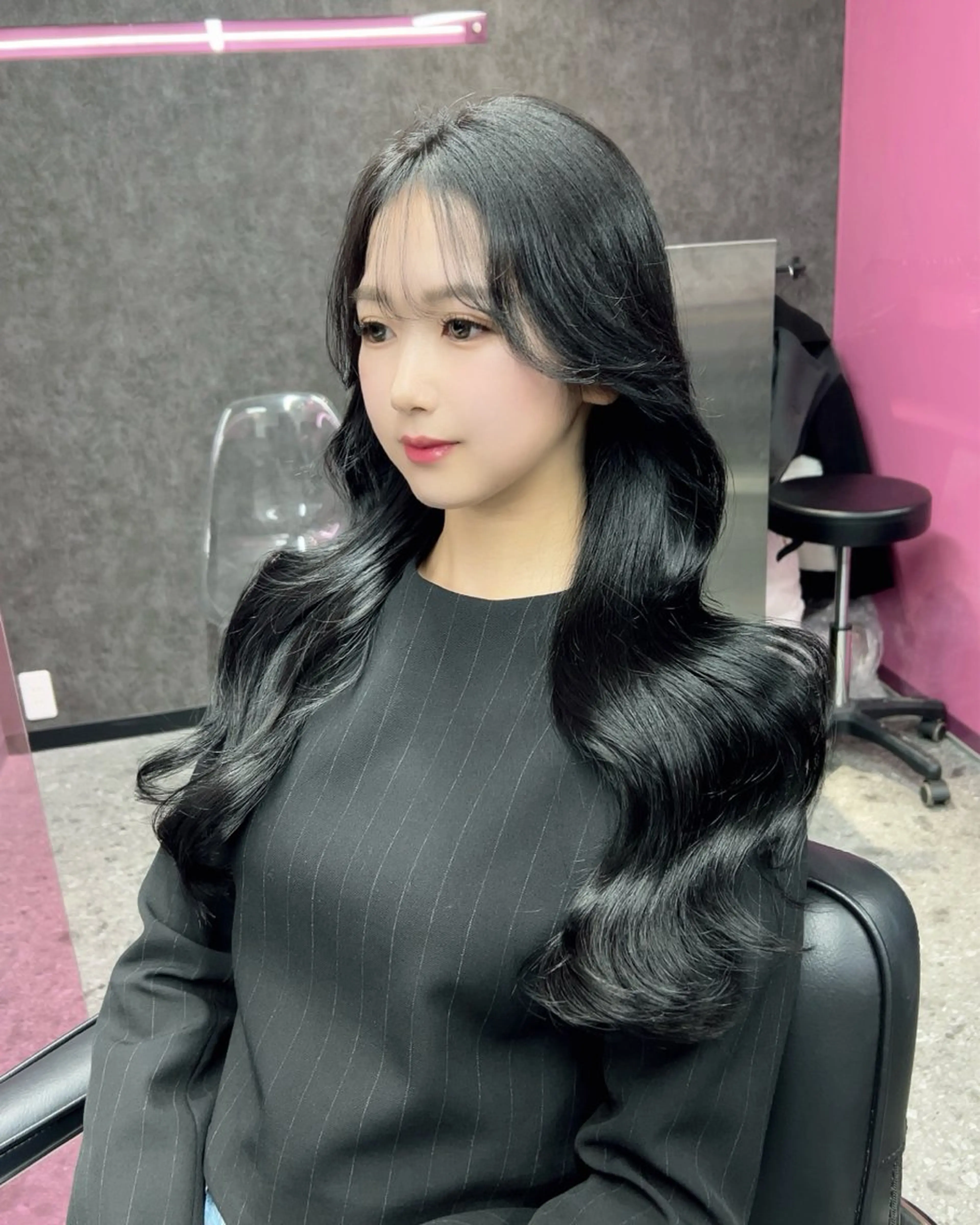 カラー 黒髪 ブルーカラー ブルーブラック nanaka 🤍韓国ワンホンヘアのヘアスタイル