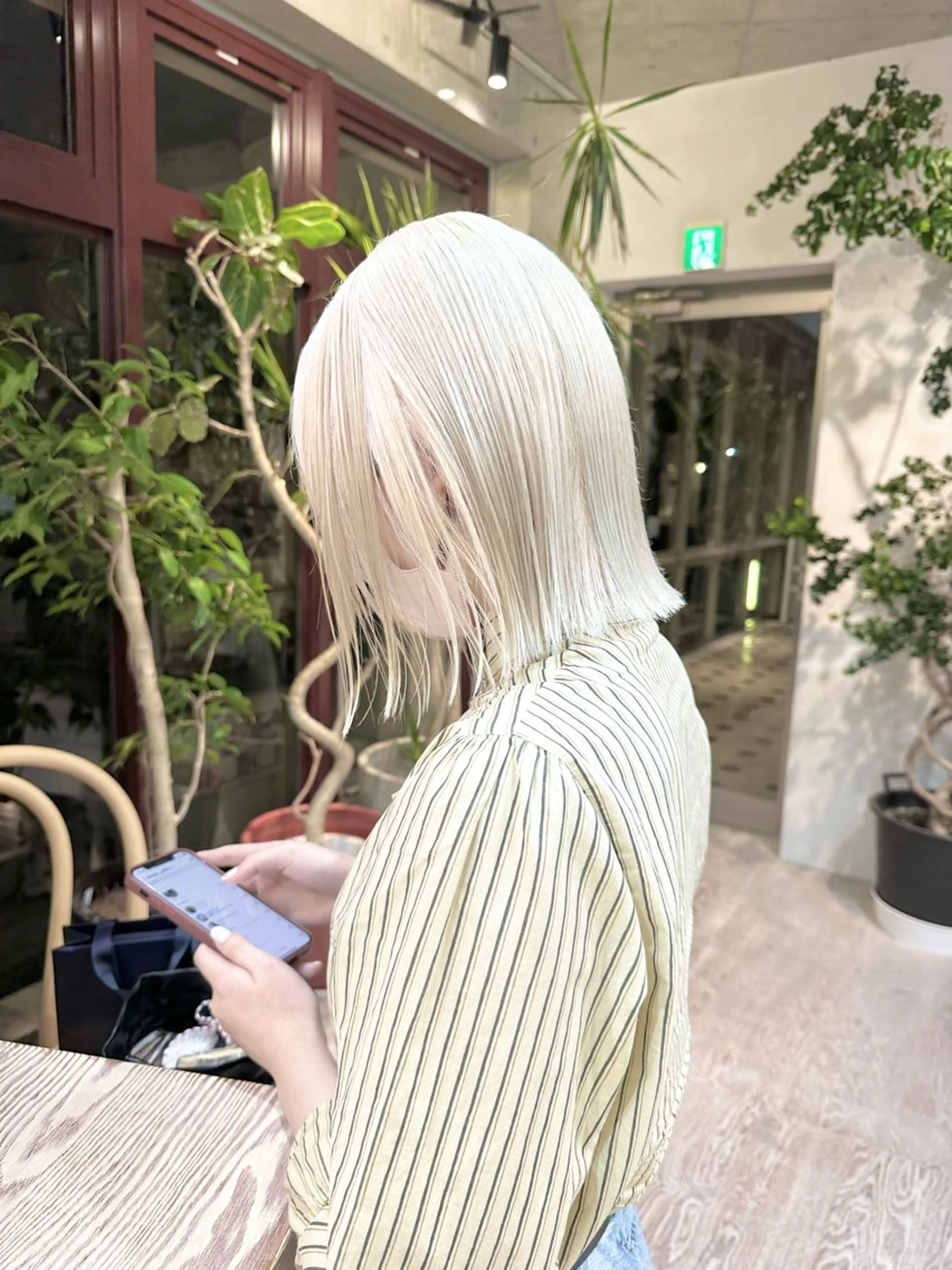 ショート カラー 抜きっぱなしブロンド ヘアカラー トリートメント kai .のヘアスタイル