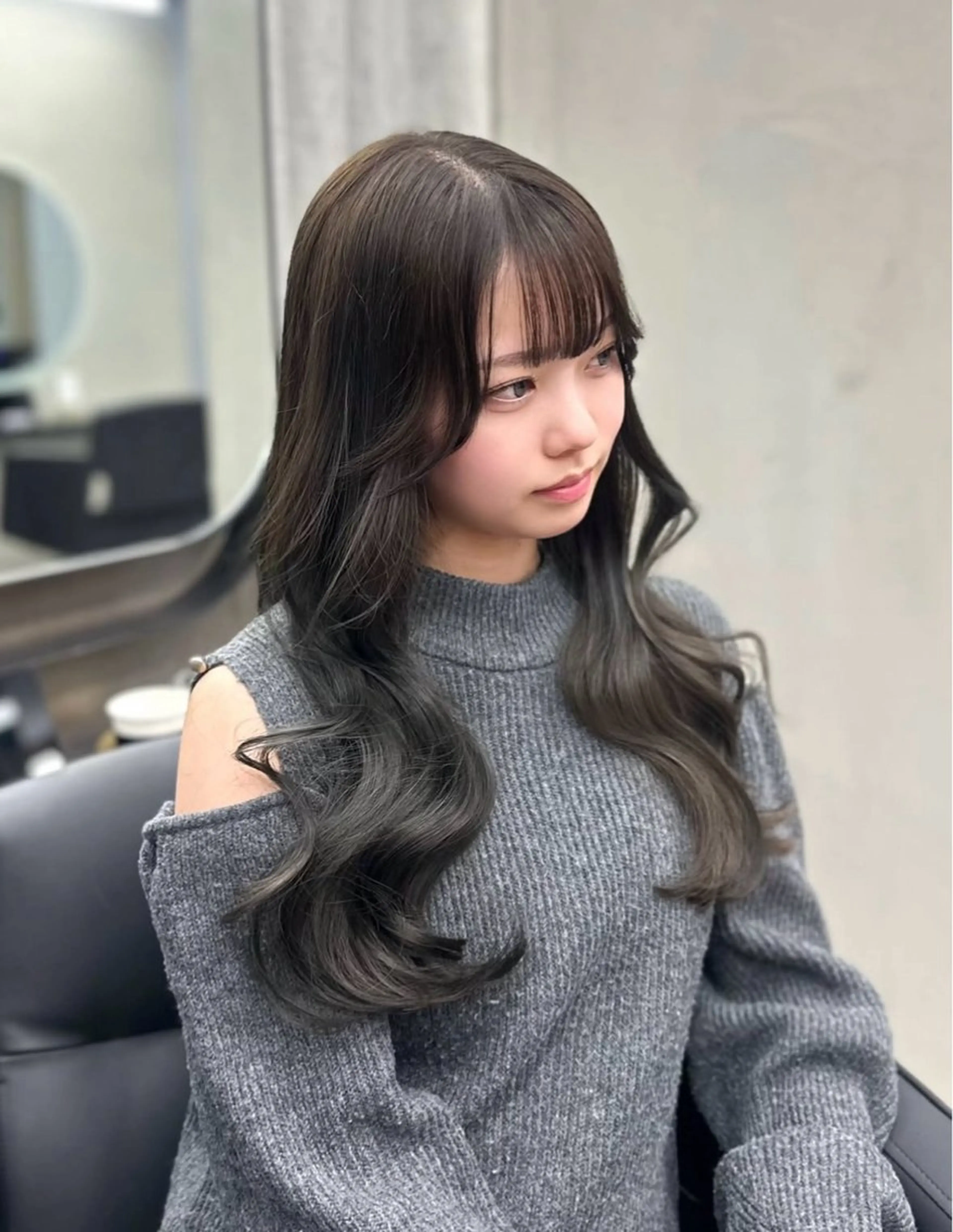 ロング カラー ダークグレー ダークグレージュ グレージュ オリーブグレージュ オリーブグレー カット ヘアカラー トリートメント youres hair東新宿店所属・新宿⌇韓国風ヘア ⌇透明感カラーのヘアスタイル