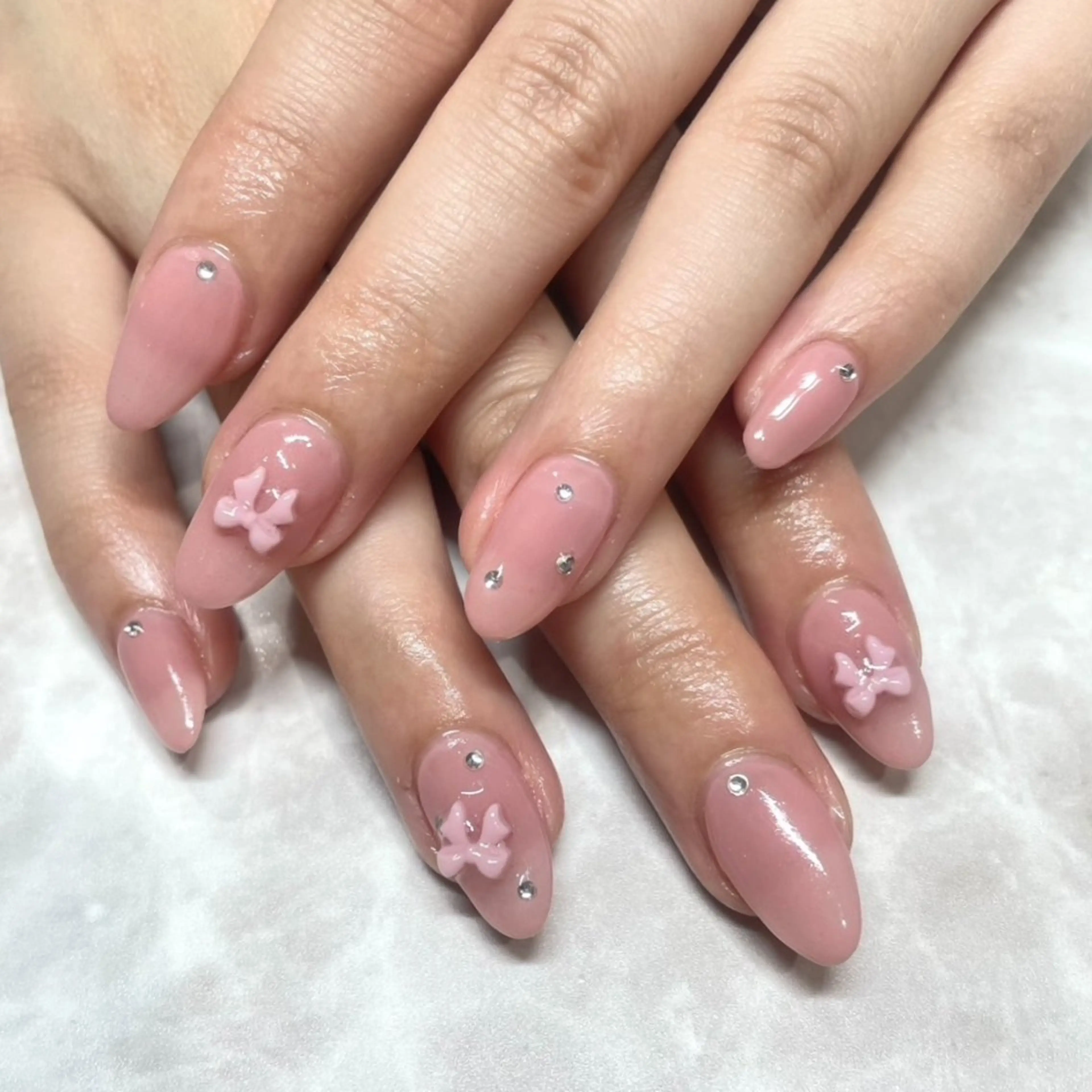 ネイル ワンカラーネイル リボン ストーンネイル ハンドネイル Beautiful Meかえでのネイルデザイン