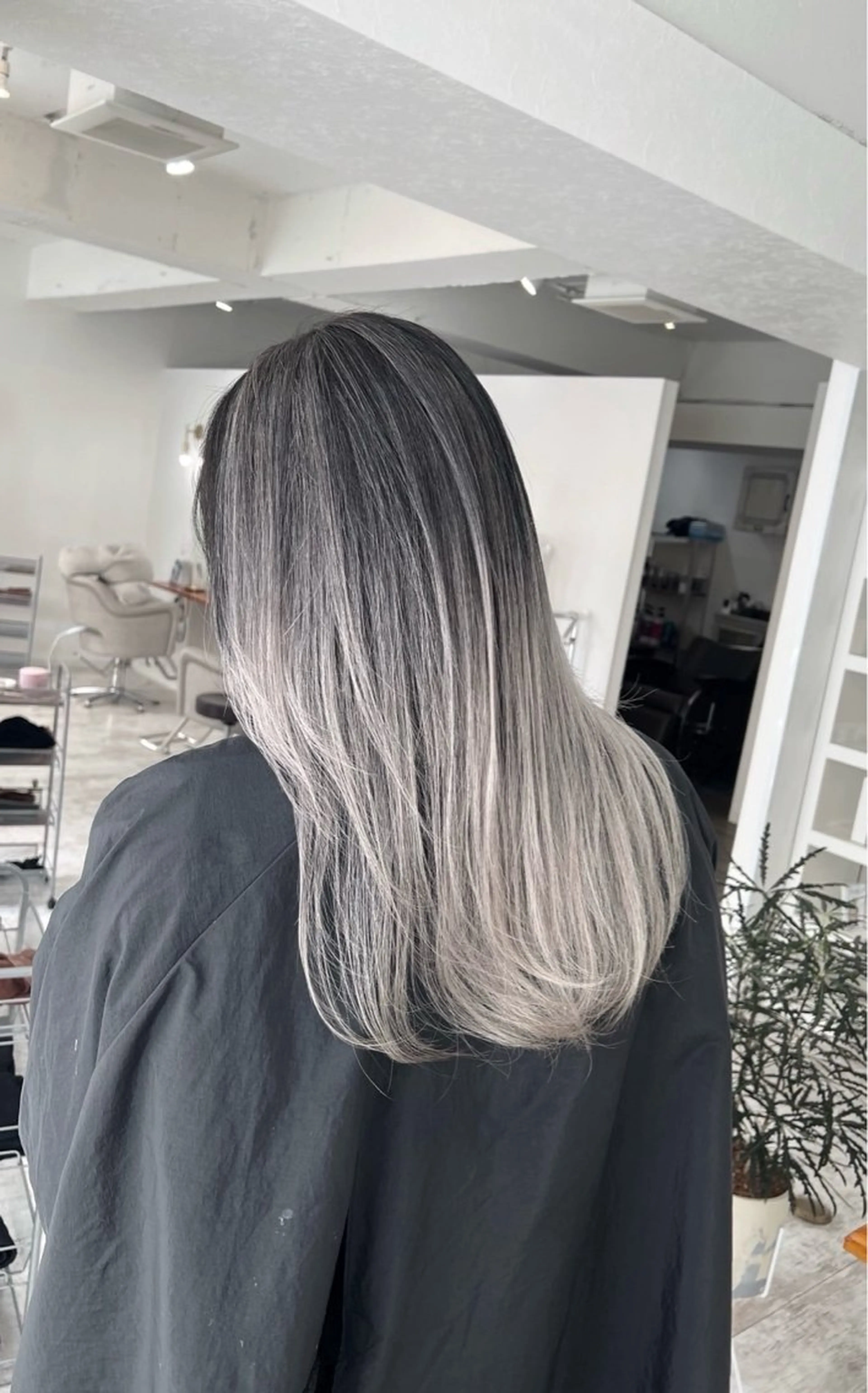 ロング カラー バレイヤージュ シルバー ホワイトシルバー レイヤーカット ヘアカラー トリートメント 指名数No.1 /NAOYAのヘアスタイル