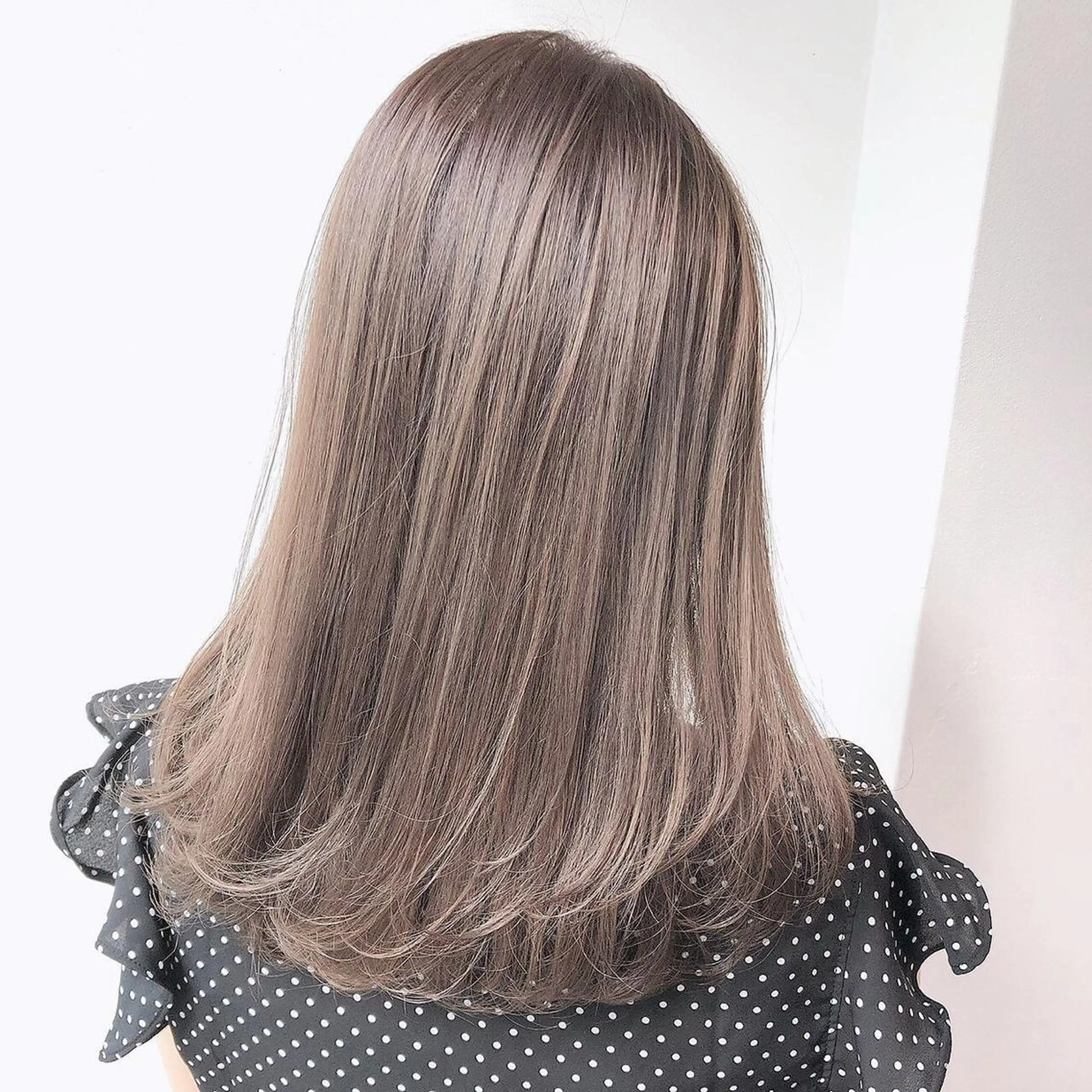 ミディアム カラー レイヤーカット 透明感カラーのヘアスタイル