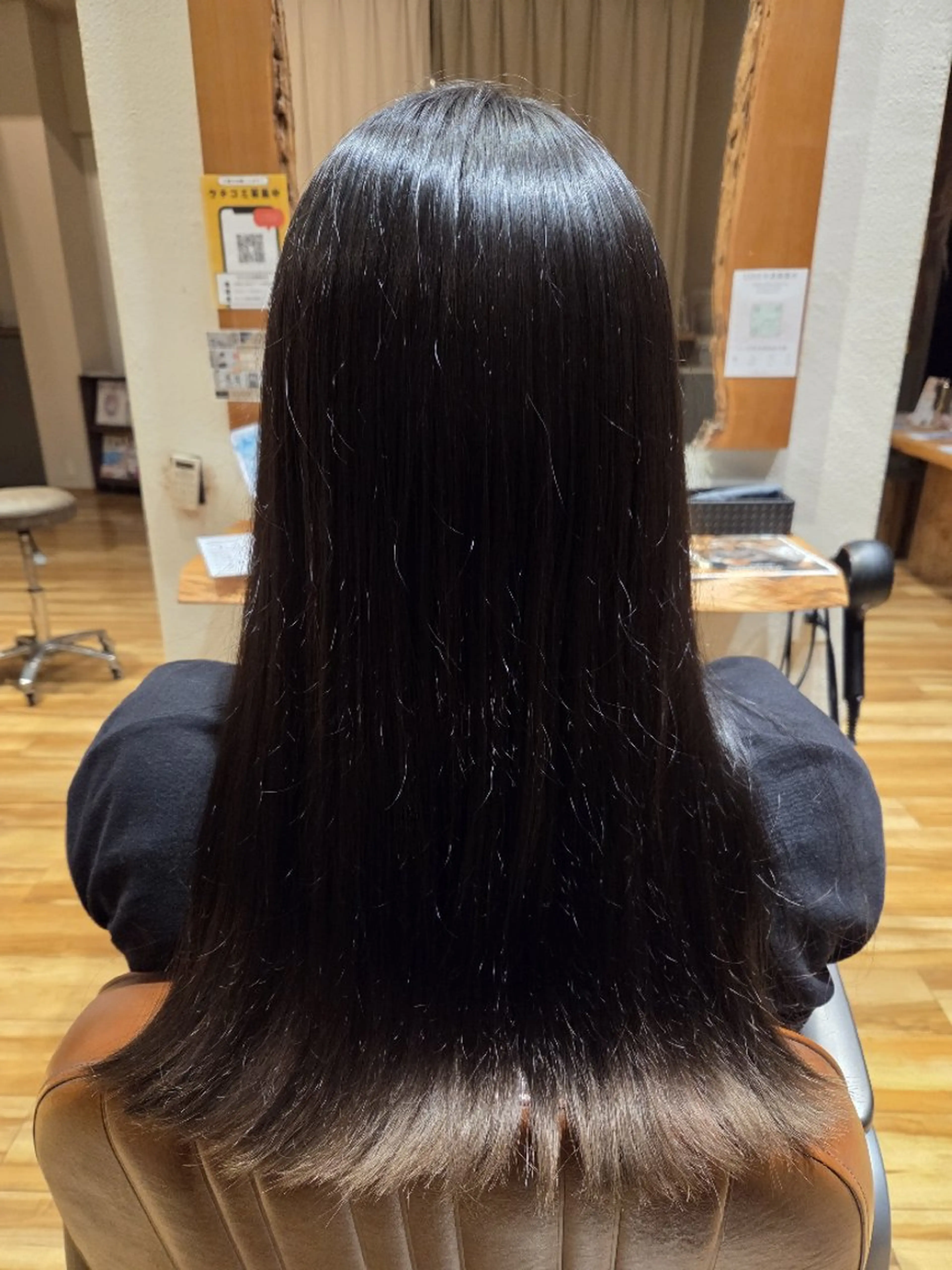 カラー komo. TAKAHIRO のヘアスタイル
