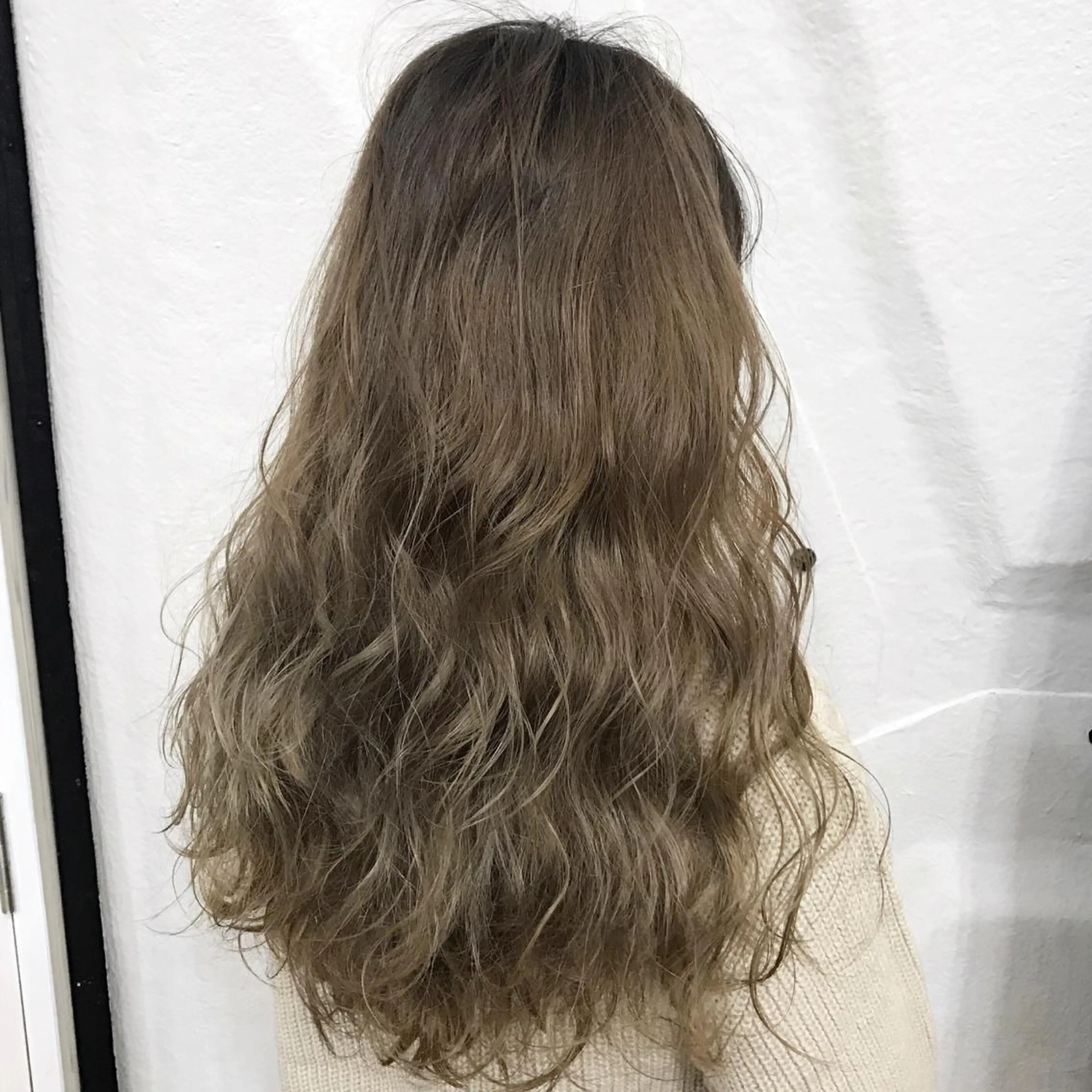 カラー ブリーチ グレージュ ミルクティーグレージュ K-POP好き美容師 🇰🇷Kai.Yのヘアスタイル