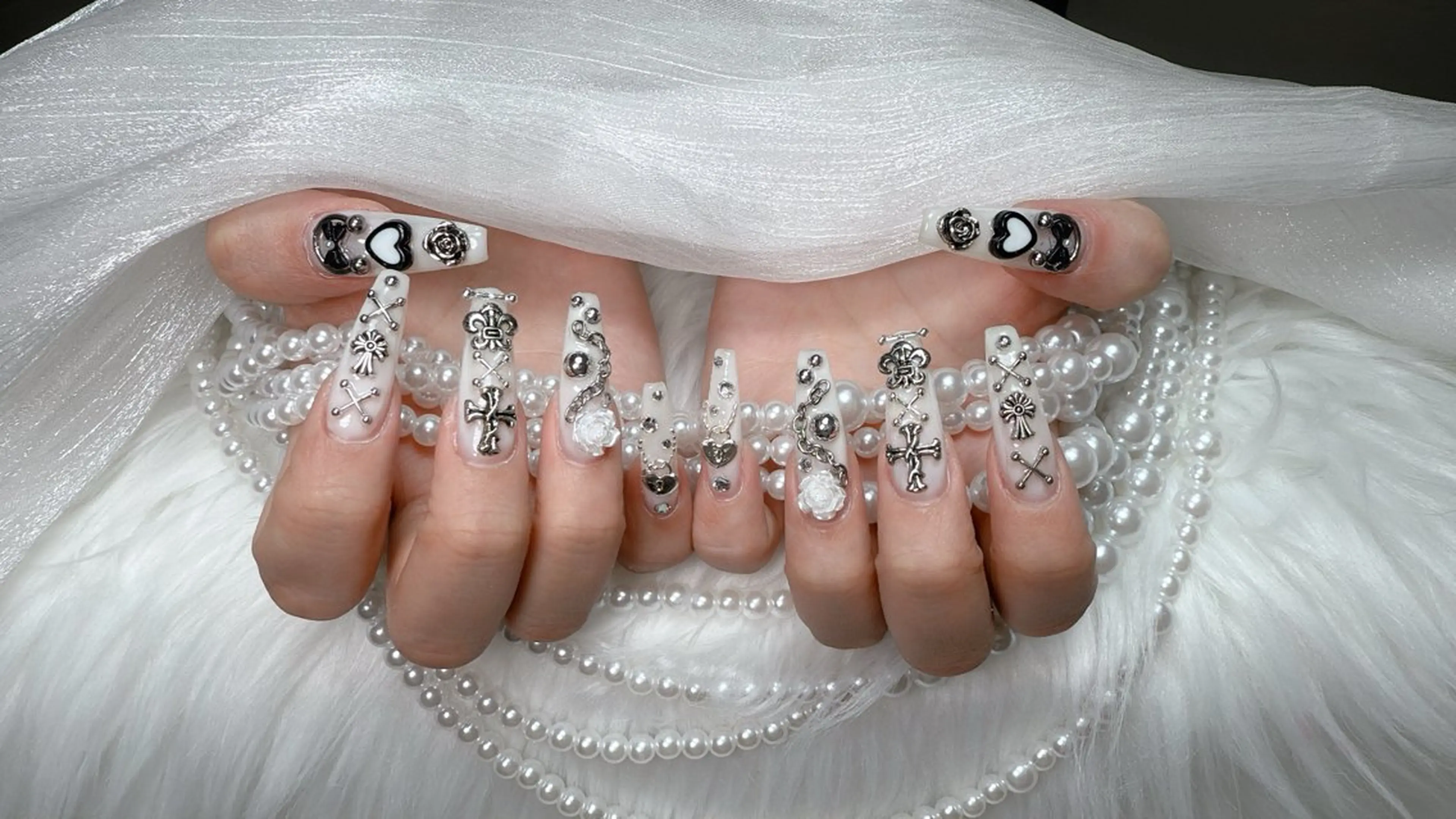 ネイル 長さ出し ガーリー 韓国ネイル ロングネイル 持ち込み ハンドネイル Nami nail salonのネイルデザイン