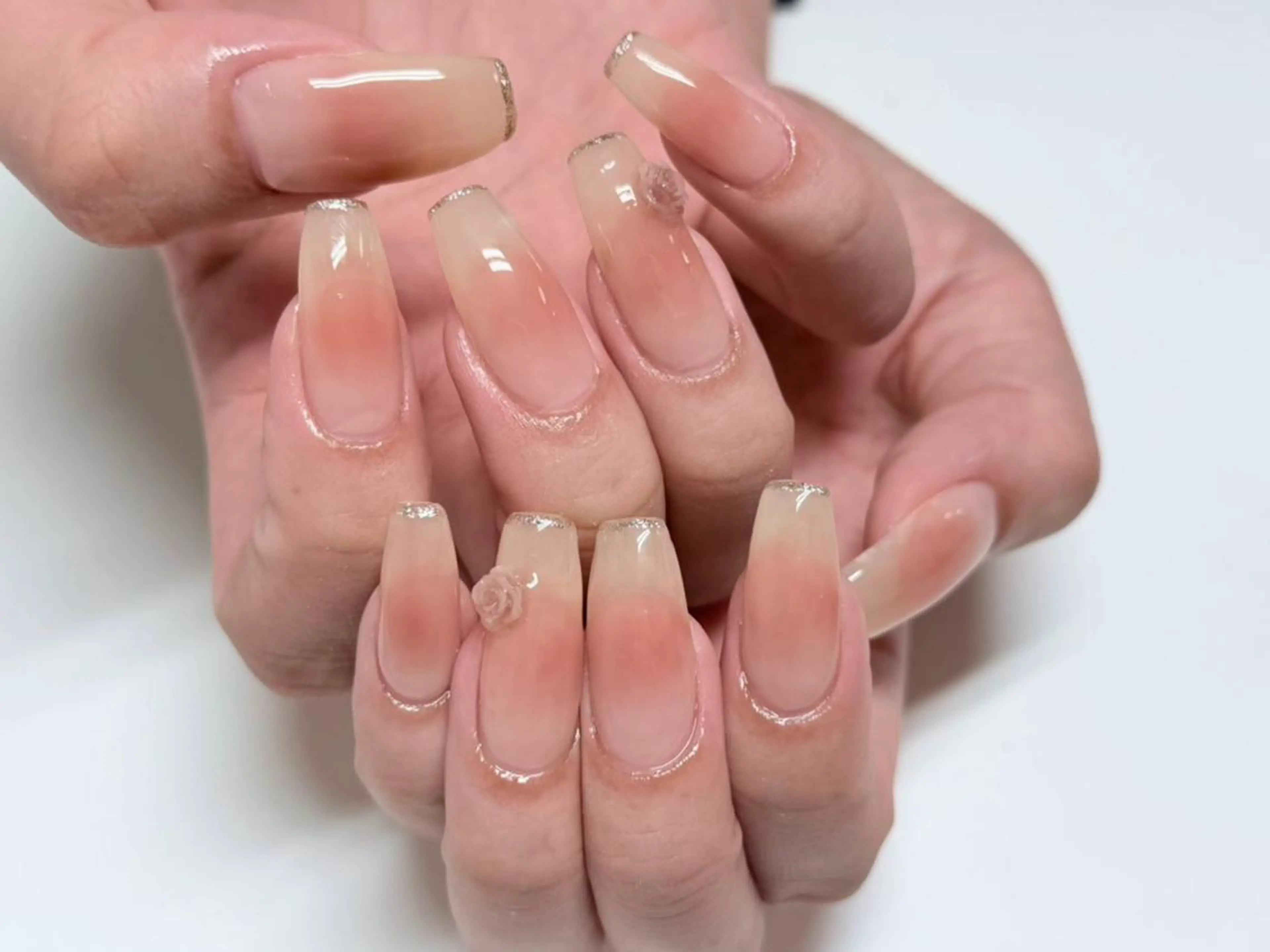 ネイル オーロラネイル 長さ出し フレンチネイル ガーリー キラキラネイル ハンドネイル Lucky nail salonのネイルデザイン