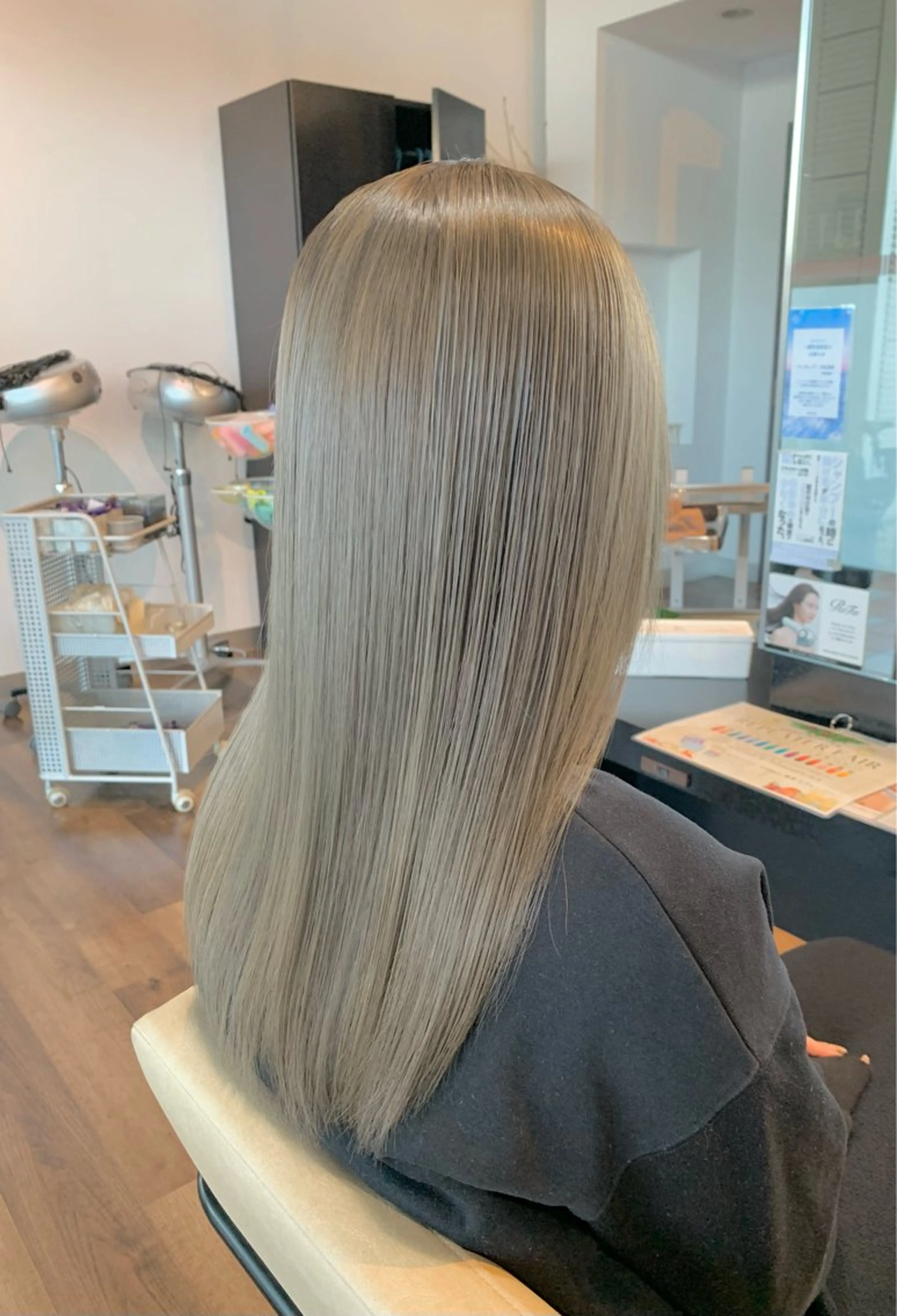 ロング カラー ベージュカラー ブリーチ 透明感カラー ミルクティーベージュ ヘアカラー トリートメント 【艶カラー】 STYLE 和泉俊希のヘアスタイル