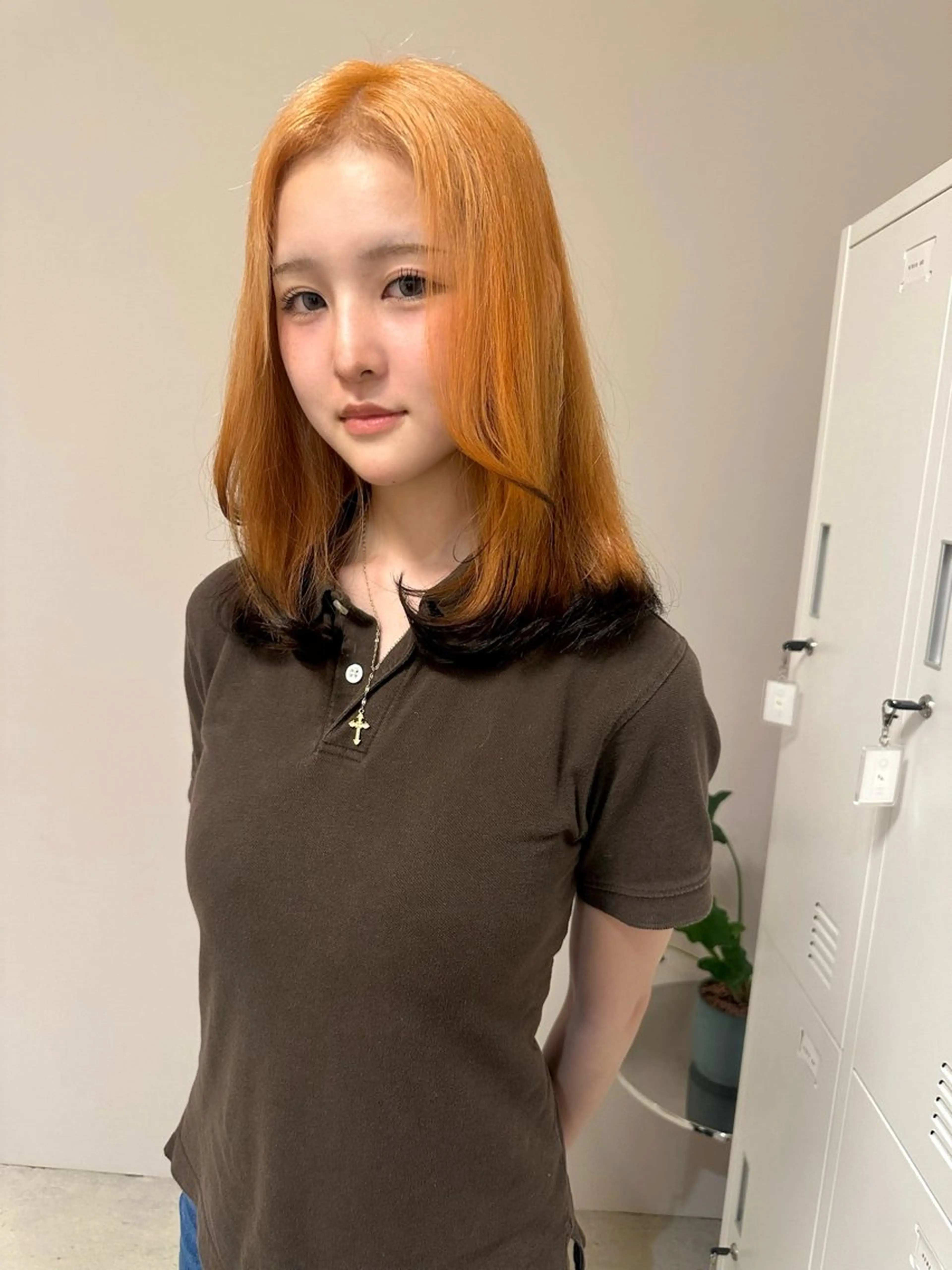 セミロング レイヤーカット Hug👩🏼‍🦱 ハイトーンボブのヘアスタイル