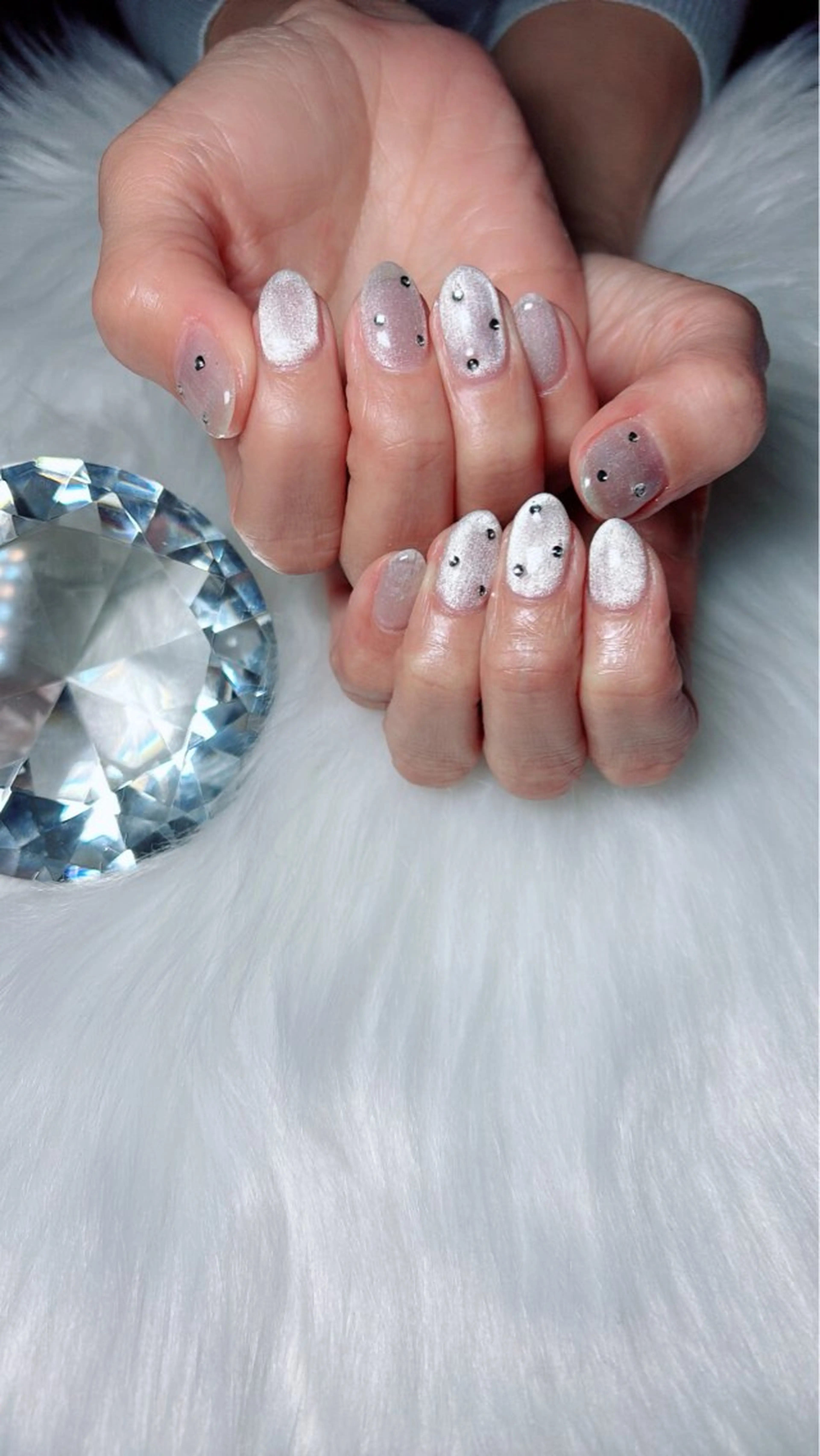 ネイル マグネットネイル ホワイト ハンドネイル Kayo 💅のネイルデザイン