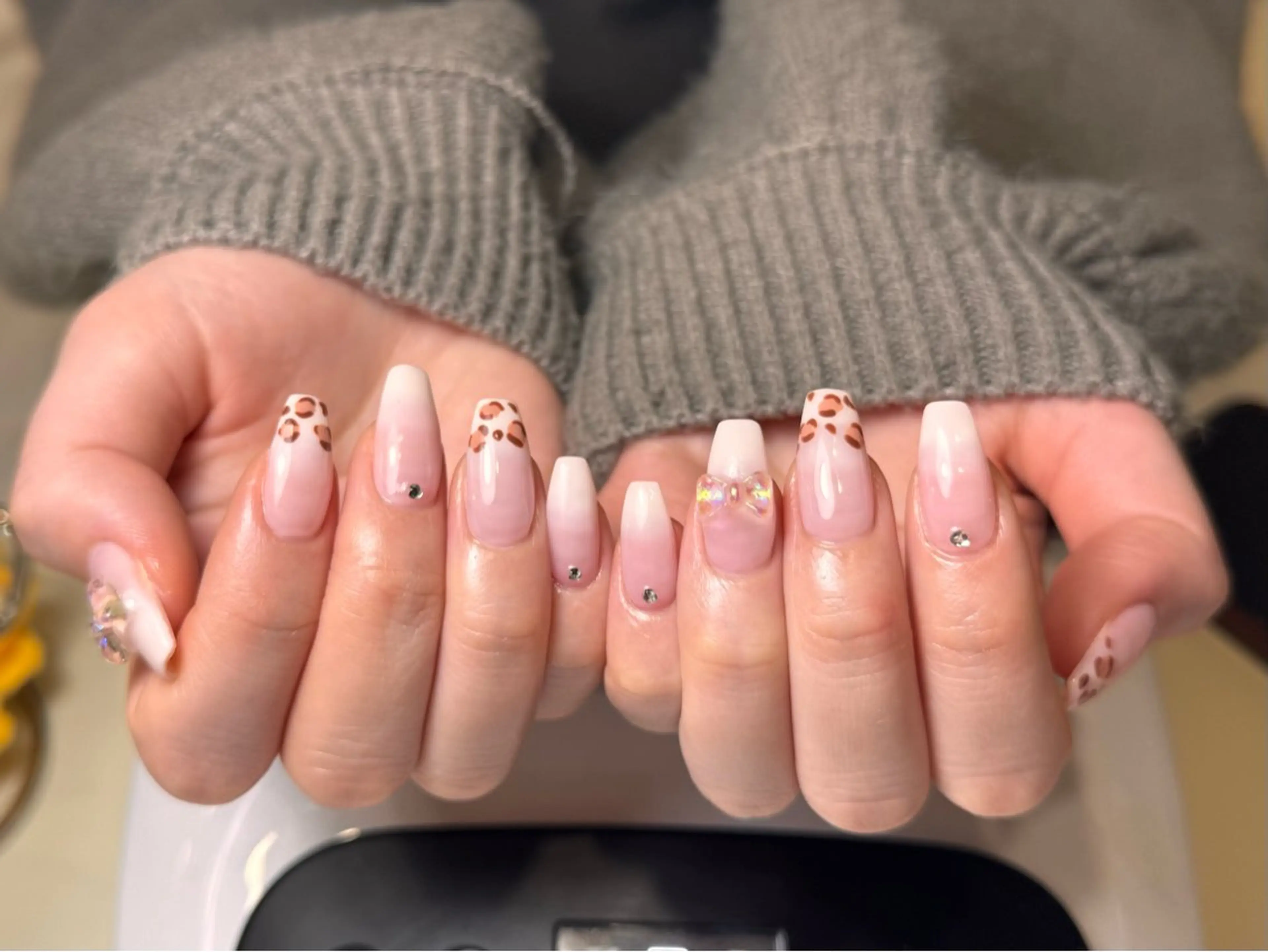 ネイル アニマル柄 ジェルネイル グラデーション ロングネイル ピンク ハンドネイル チャ ミーのネイルデザイン