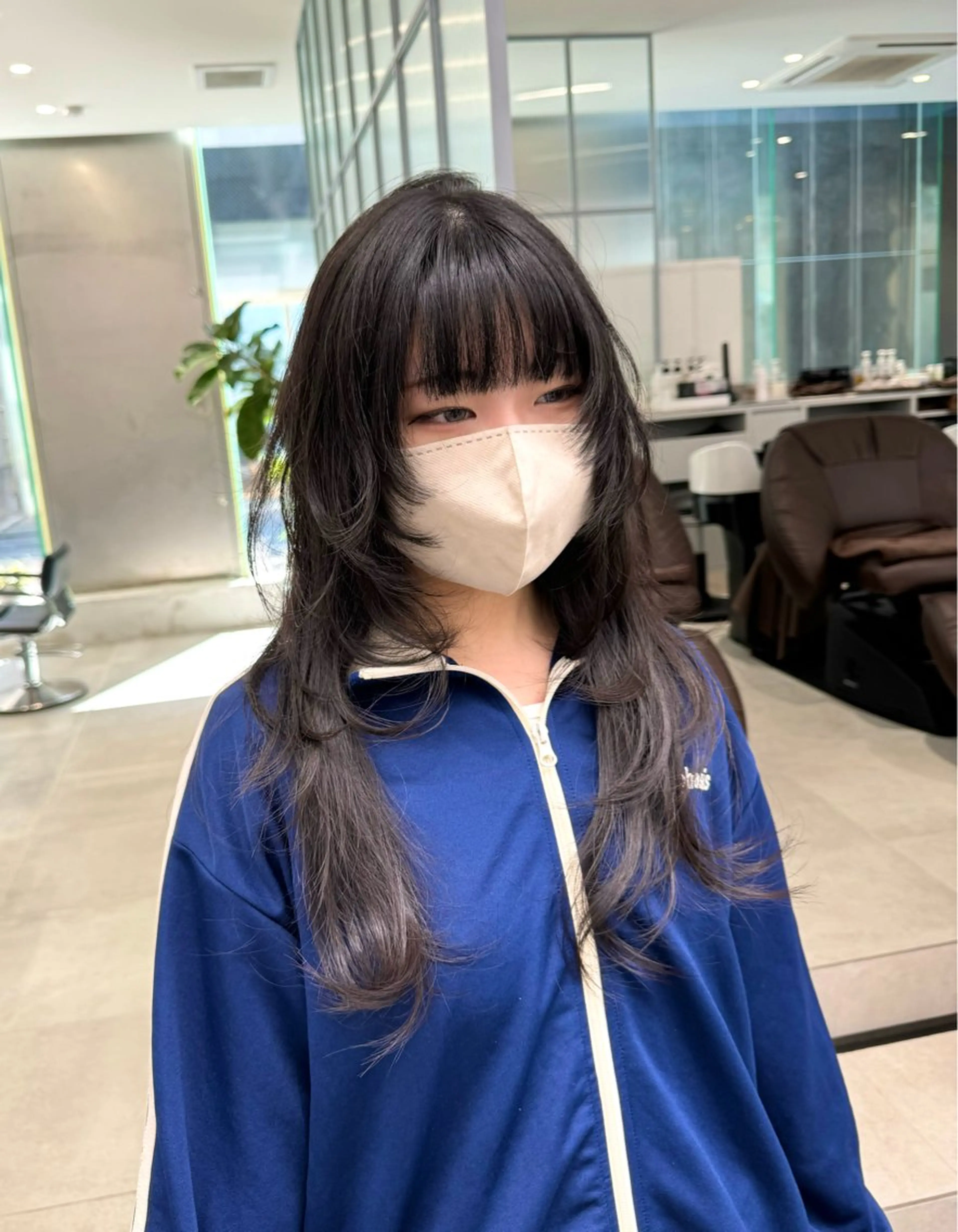 ロング レイヤーカット ロング ウルフカット ブリーチなし 寒色カラーのヘアスタイル