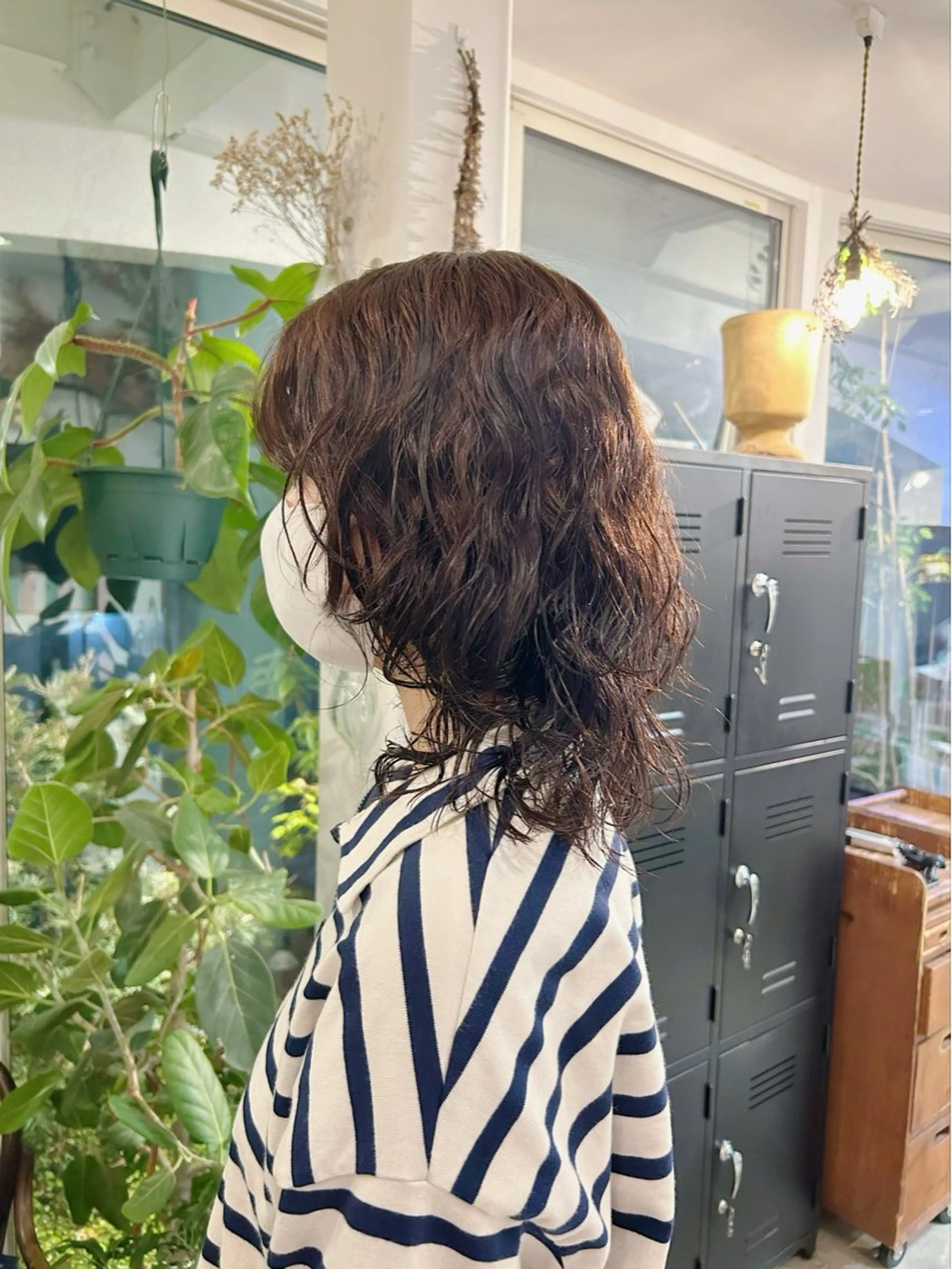 ミディアム パーマ ミディアムレイヤー ミディアムパーマ レイヤーカット 谷澤 朋佳のヘアスタイル