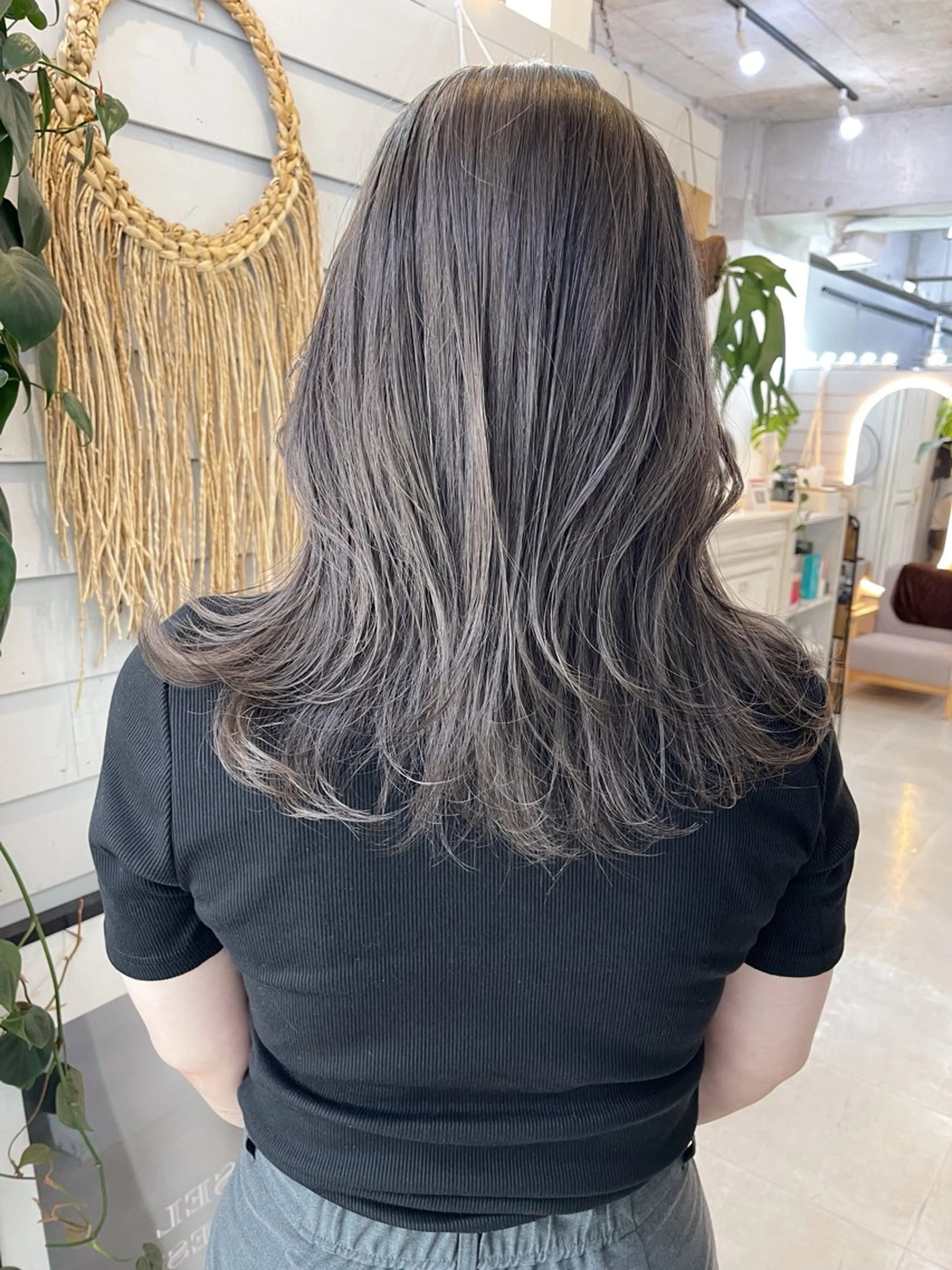 ミディアム カラー グレージュ オリーブグレー レイヤーカット ヘアカラー トリートメント AiM 大名　似合わせカットのヘアスタイル