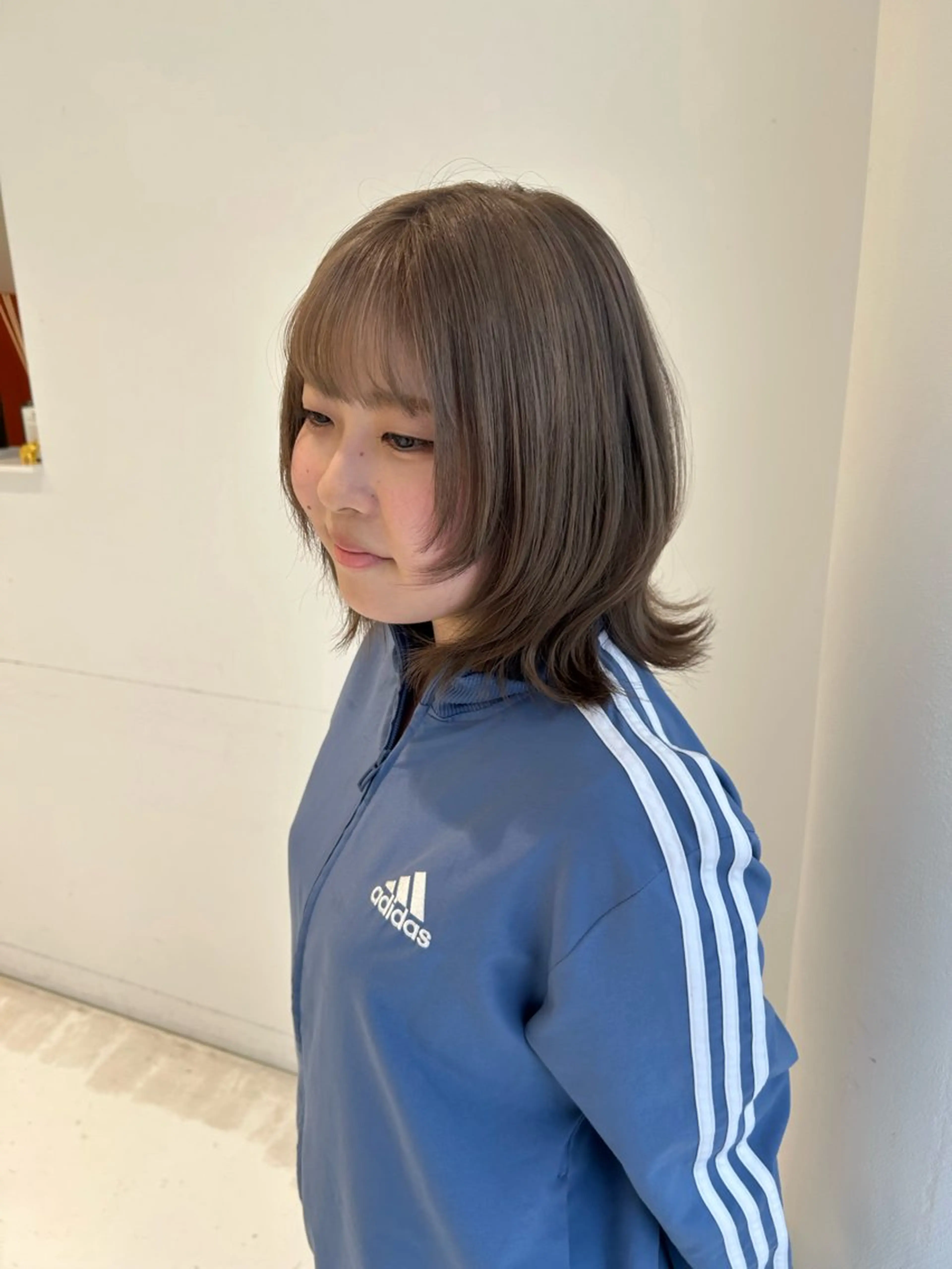 ミディアム カラー グレージュ ハイトーンカラー ヘアカラー 大長 広菜のヘアスタイル