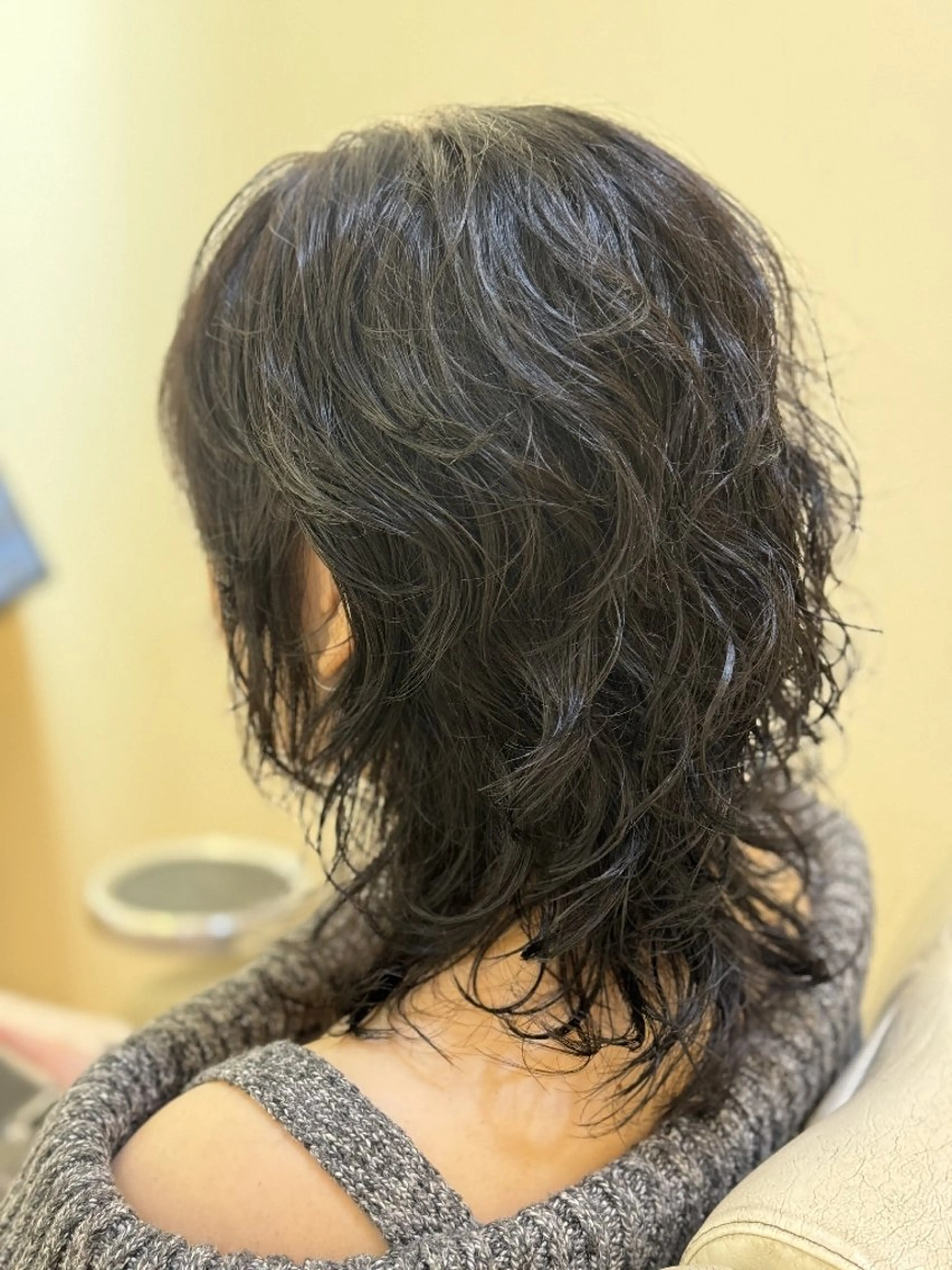 パーマ カラー ミディアム ミディアムパーマ 黒髪 レイヤーカット ウルフカット ウルフレイヤー カット ヘアカラー パーマ 鈴木 さやかのヘアスタイル