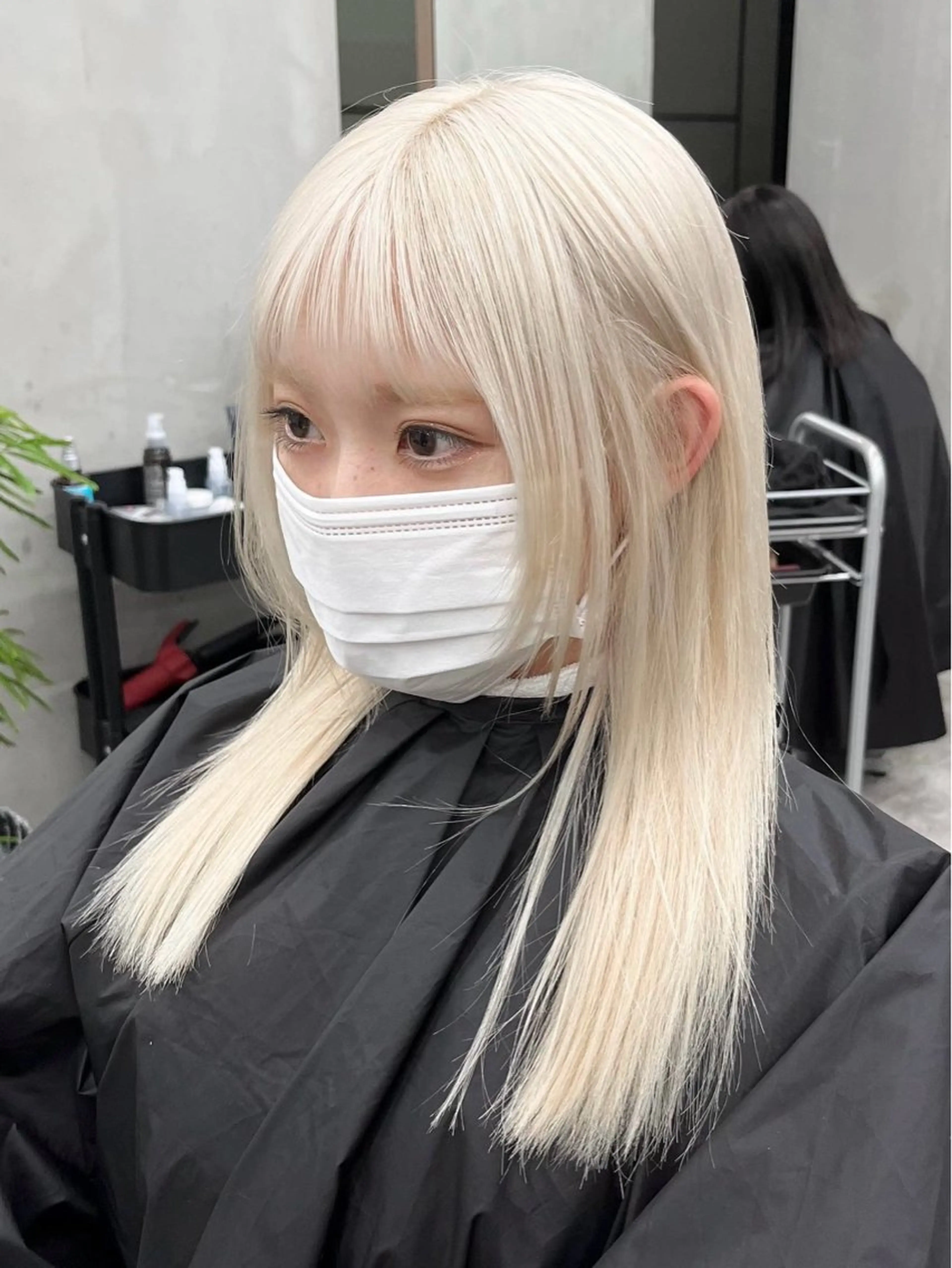 セミロング カラー イツク ⚡️ ルーツ/ハイトーンのヘアスタイル