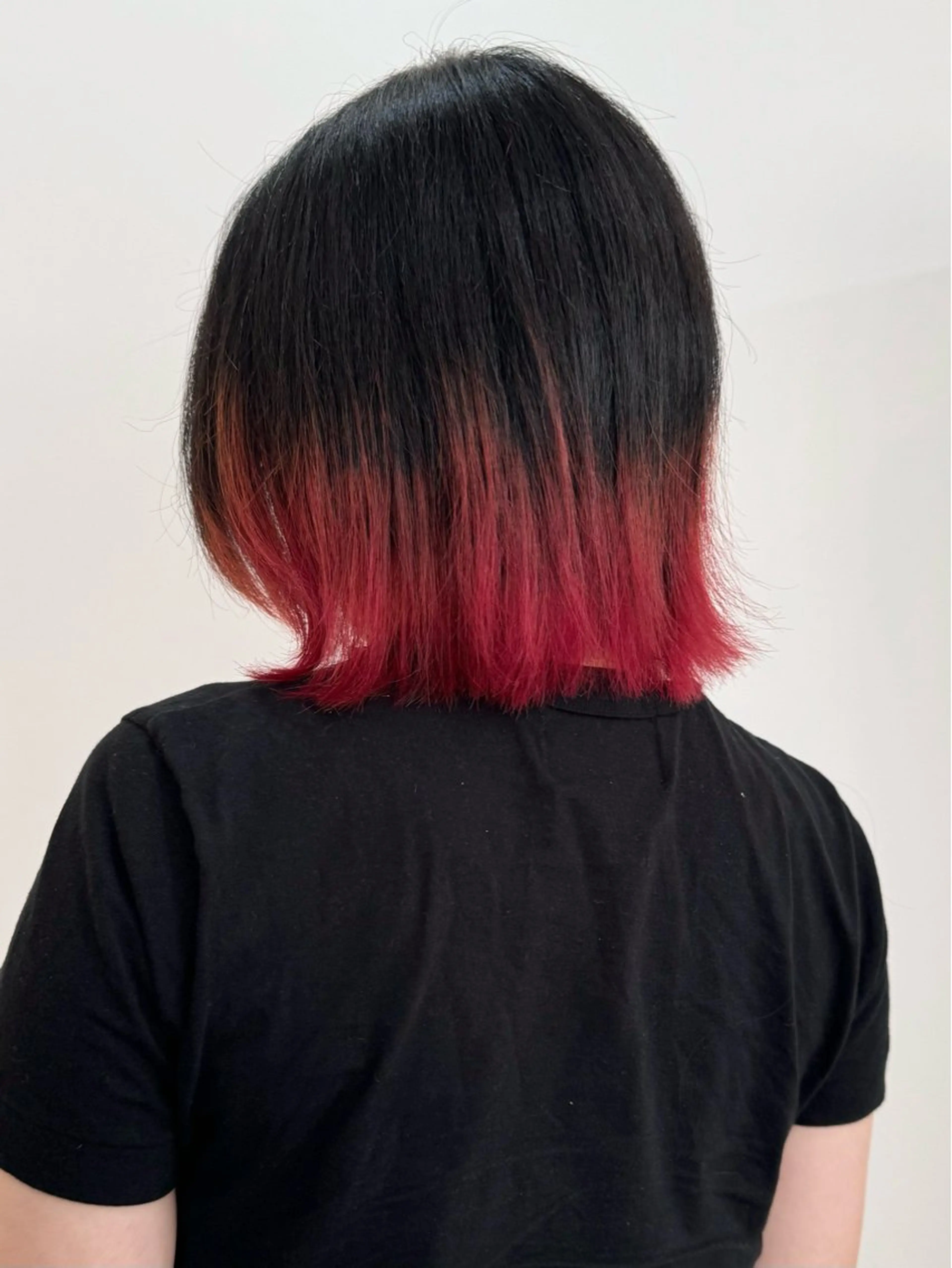 ミディアム カラー レッドカラー ヘアカラー 切りっぱなしボブ/ ブリーチカラー/大塚のヘアスタイル