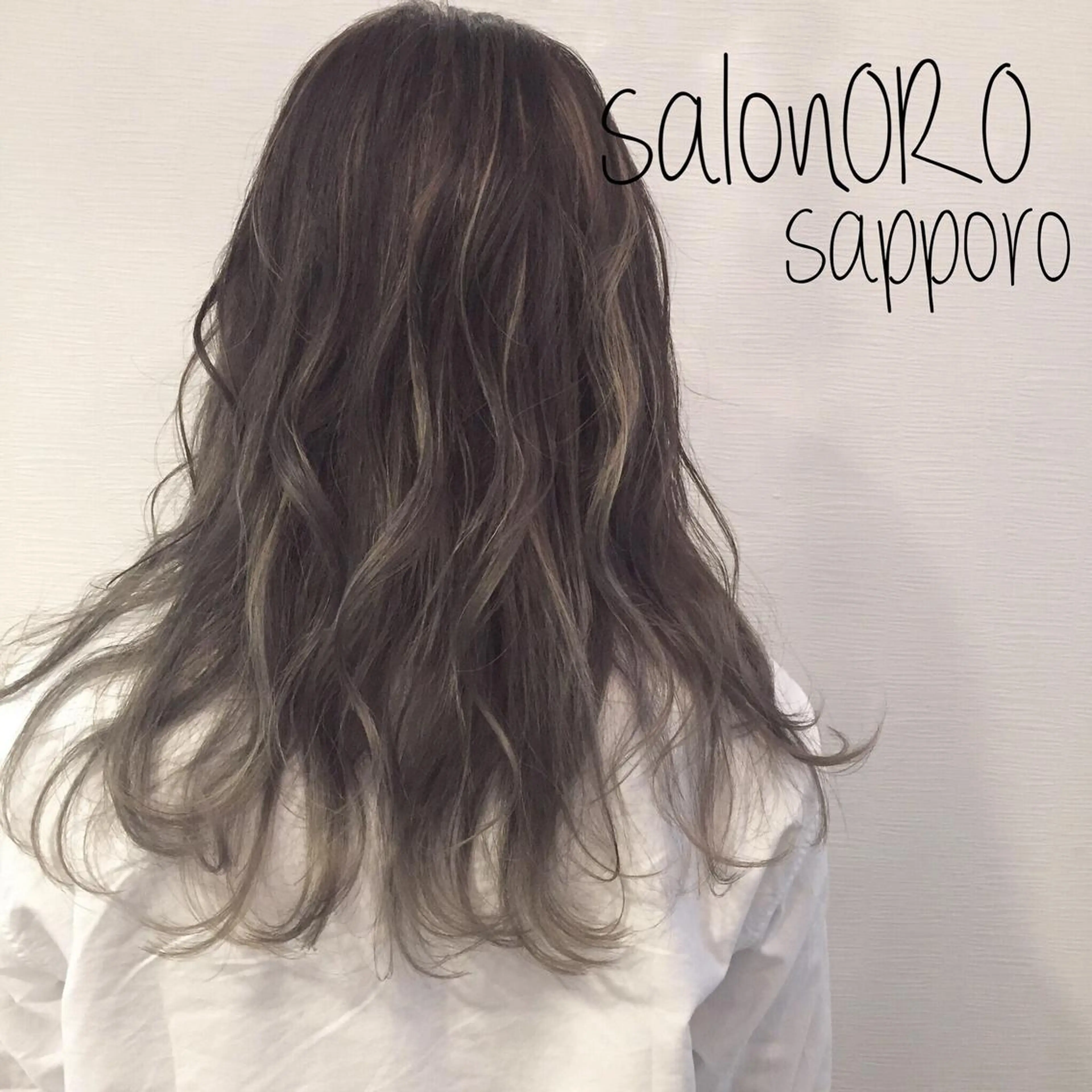 ロング カラー ブリーチ ブルーカラー グラデーションカラー グレージュ シルバー 池田 真由美のヘアスタイル