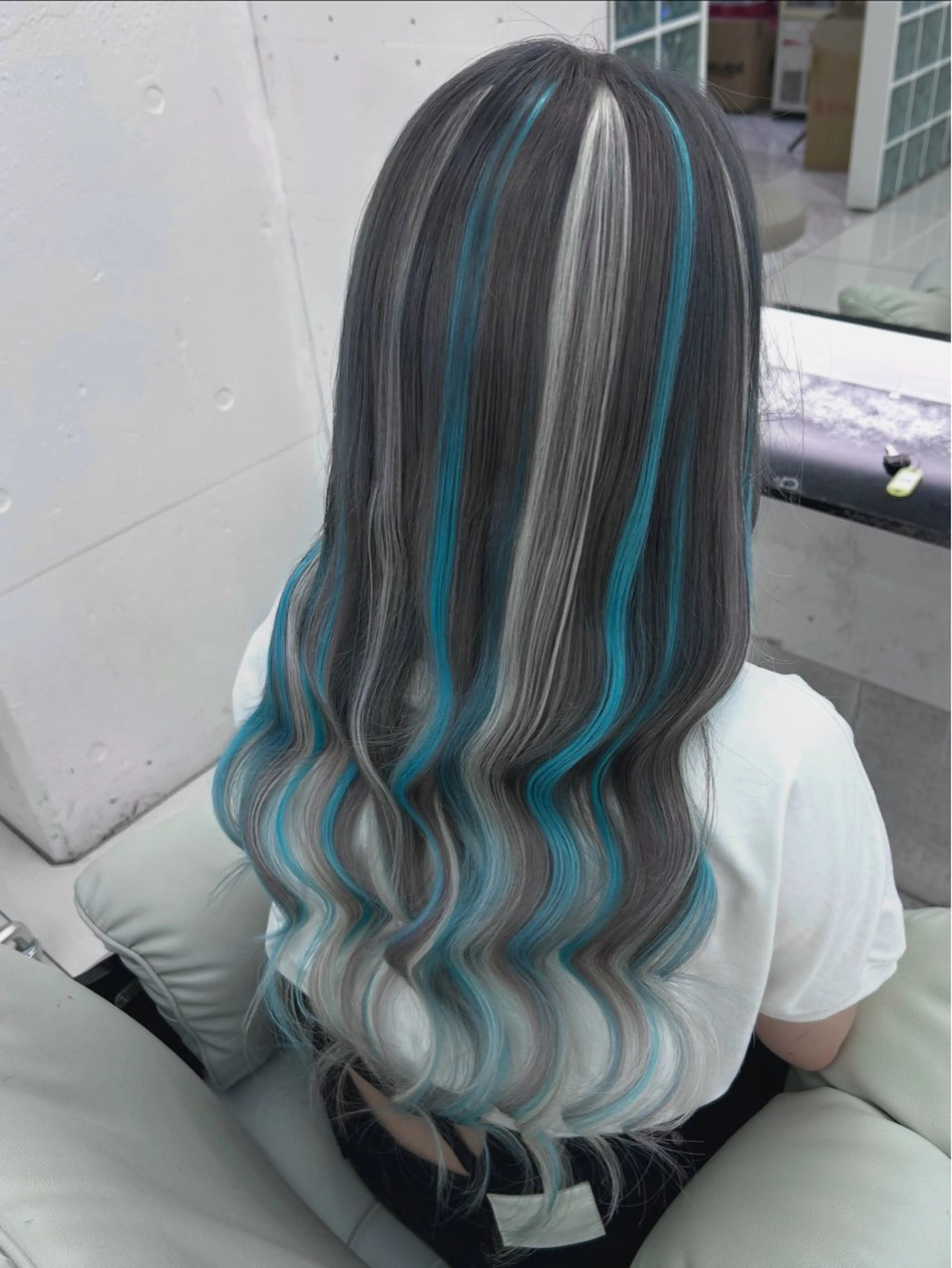 ロング エクステ ハイライト 三尾 樺緒のヘアスタイル