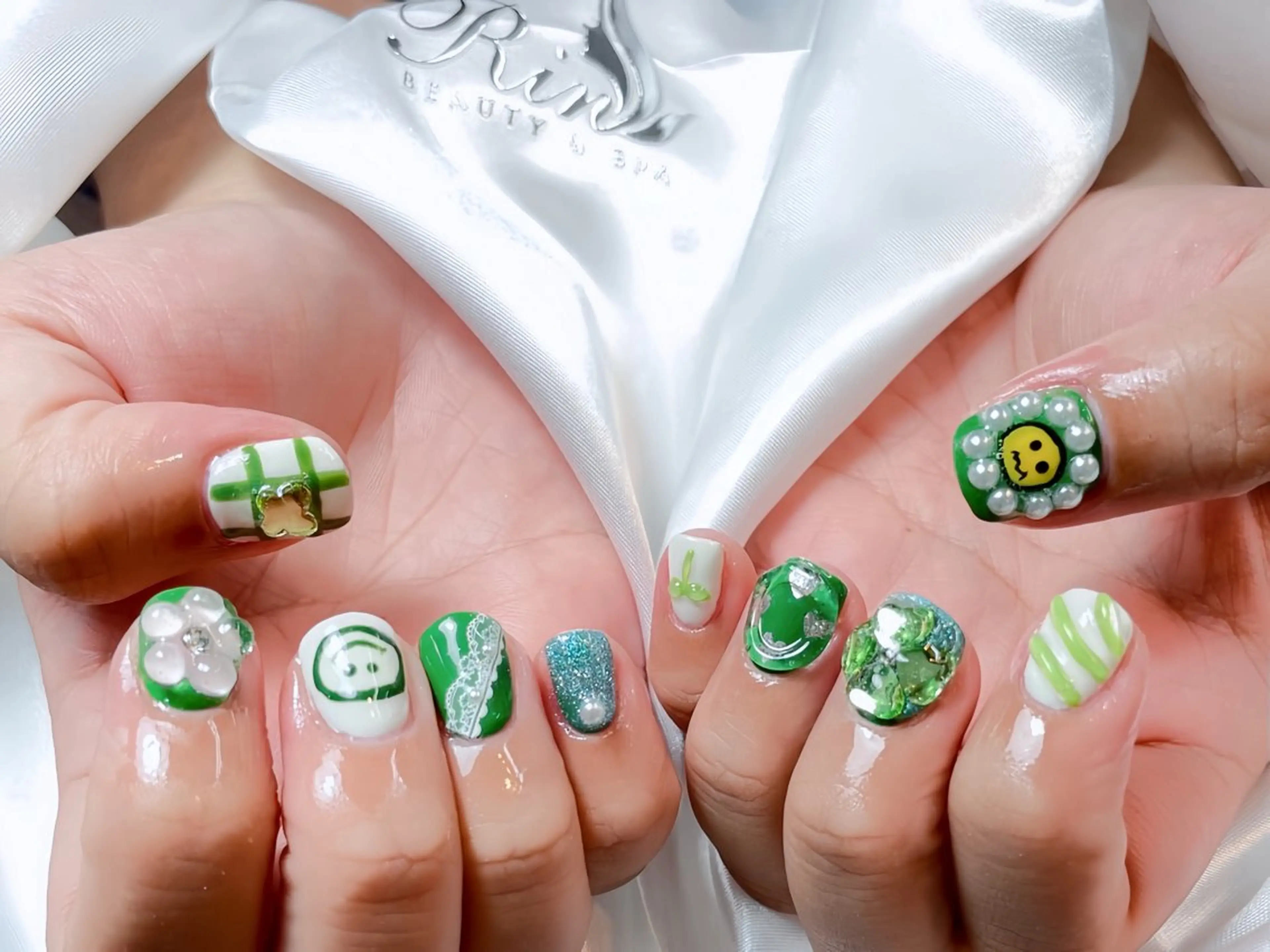 ネイル アートネイル フレンチネイル キラキラネイル 韓国ネイル 水色 ハンドネイル Rin Nail 新大久保店のネイルデザイン