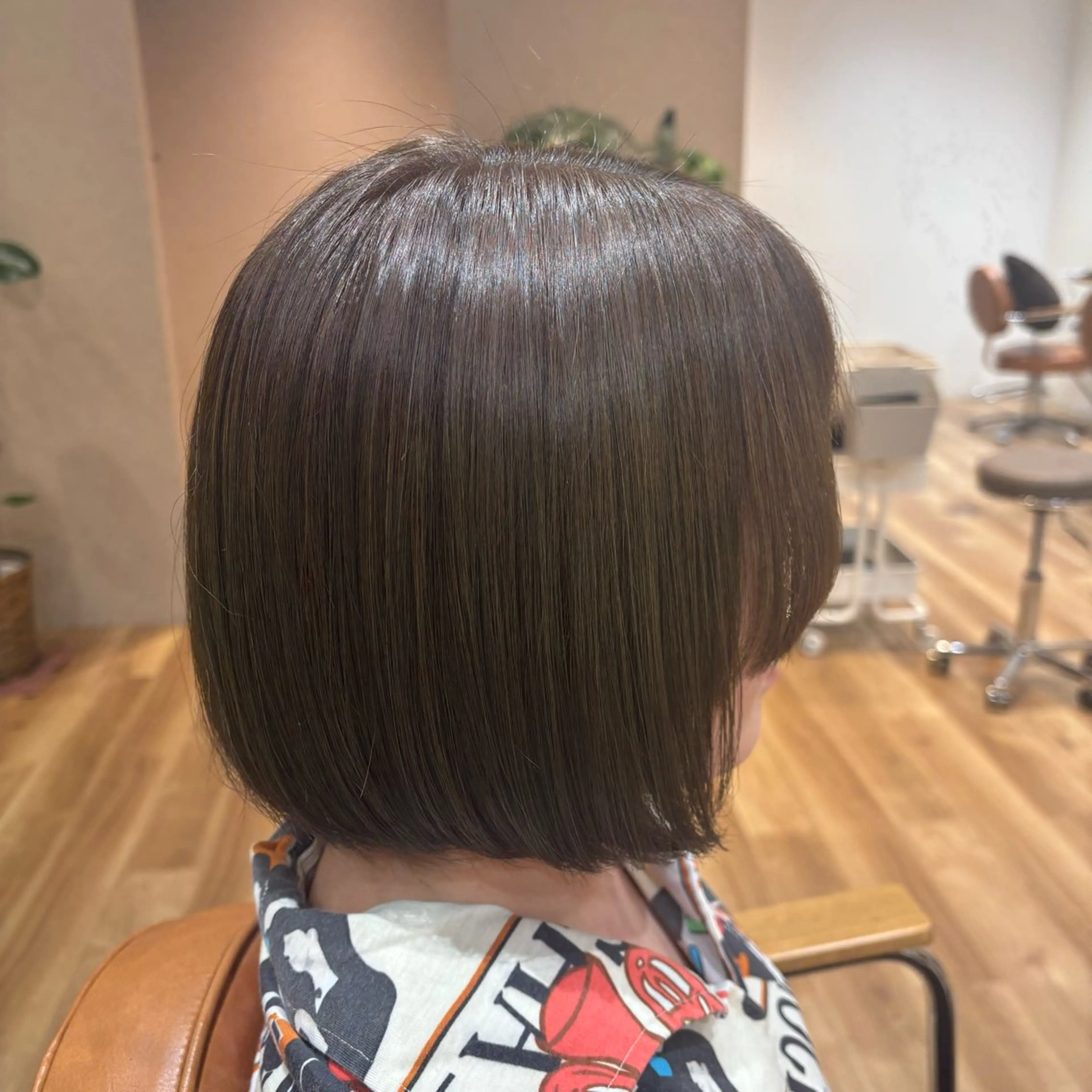 ショート カラー ベージュカラー オリーブベージュ ボブ 顔周りカット 姫カット ヘアカラー 小西 七菜子のヘアスタイル