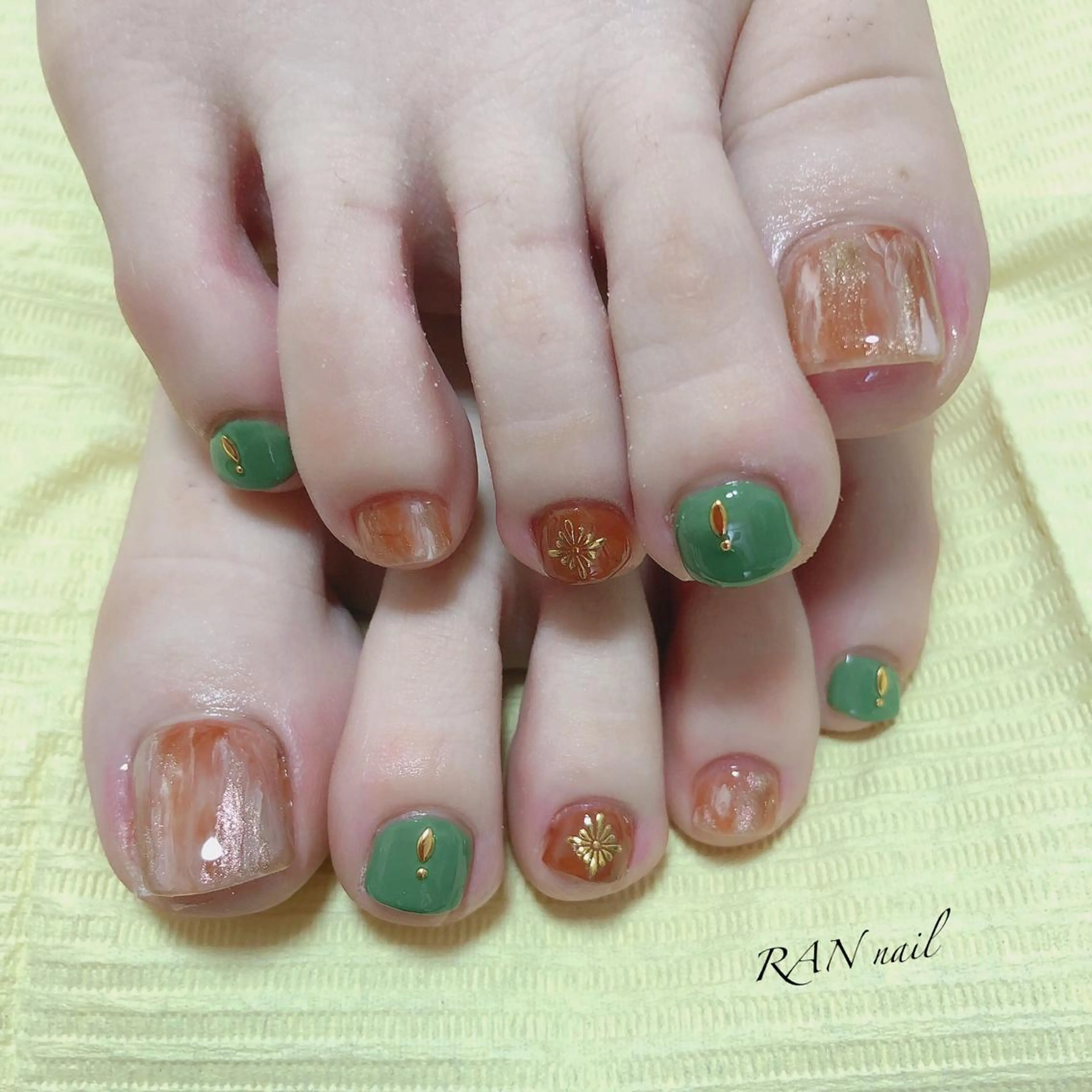 ネイル ブラウン グリーン ニュアンスネイル ハンドネイル フットネイル RAN nailのネイルデザイン