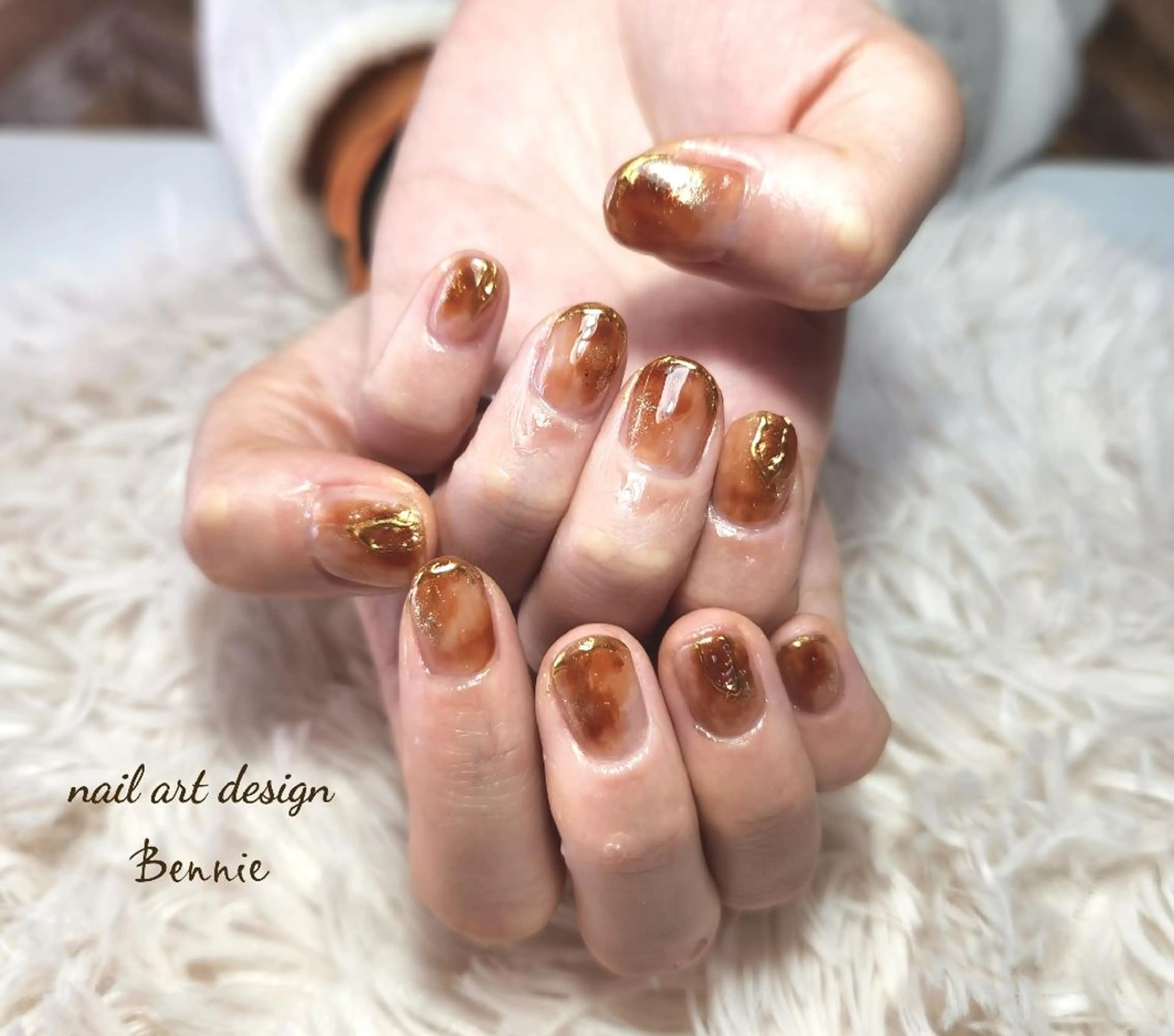 ネイル ブラウン カジュアル ラメ(グリッター) ミラーネイル ニュアンスネイル   BENNIEのネイルデザイン