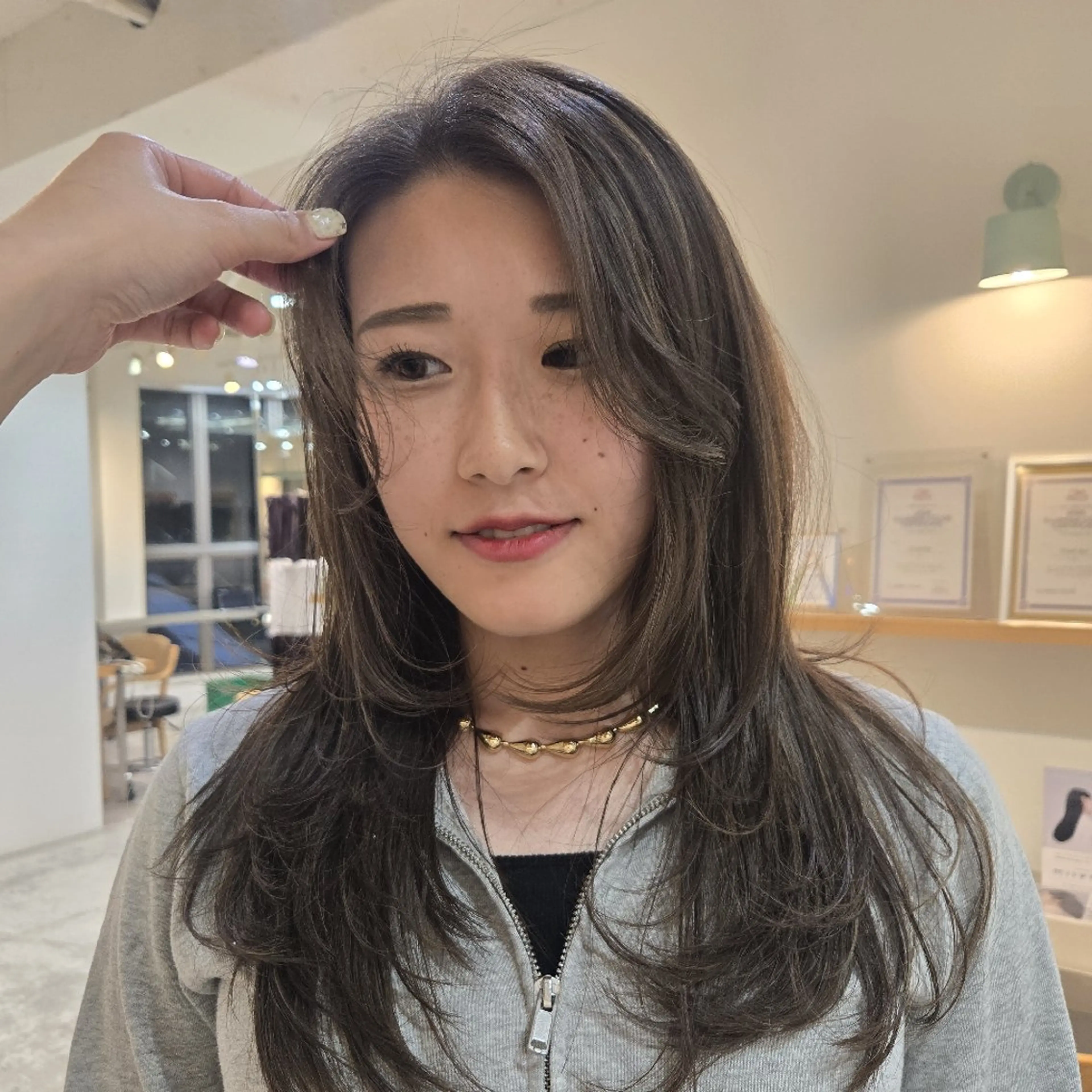 ロング ハイライト ヘアカラー UCHIBORI NAMIのヘアスタイル