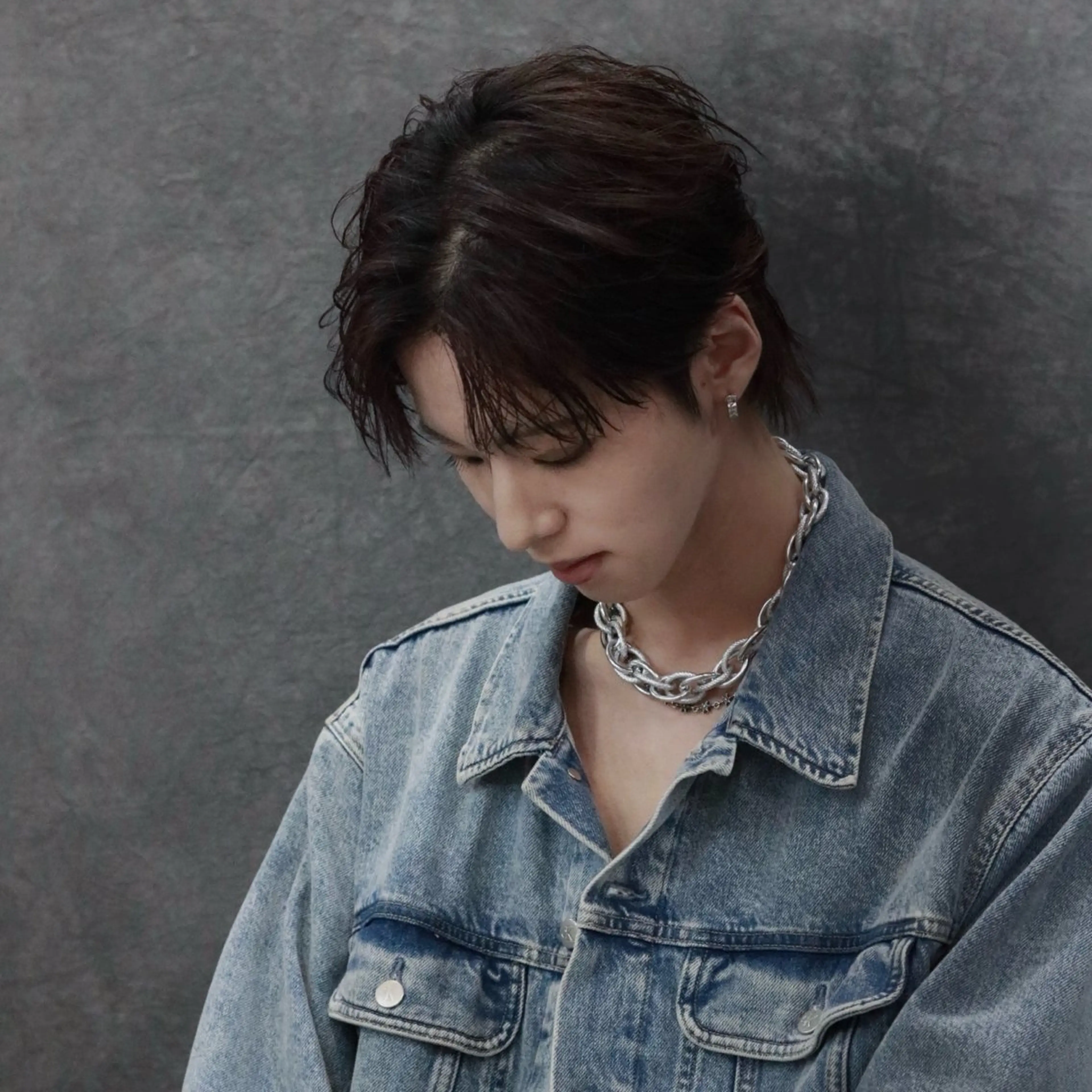 ショート メンズ メンズブリーチ センターパート ダウンパーマ メンズハイトーン メンズ韓国風 RACCOON.TOKYO 渋谷店所属・メンズカット特化🐺 ウルフ[店長]置塩祥のヘアスタイル